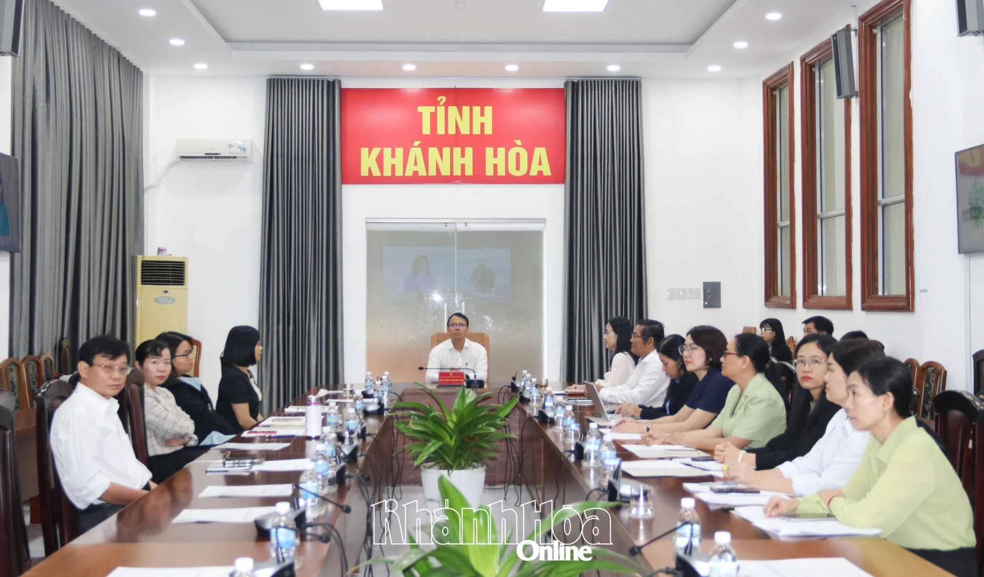 Phó Chủ tịch UBND tỉnh Nguyễn Thanh Hà và các đại biểu tham dự hội nghị tại điểm cầu Khánh Hòa.