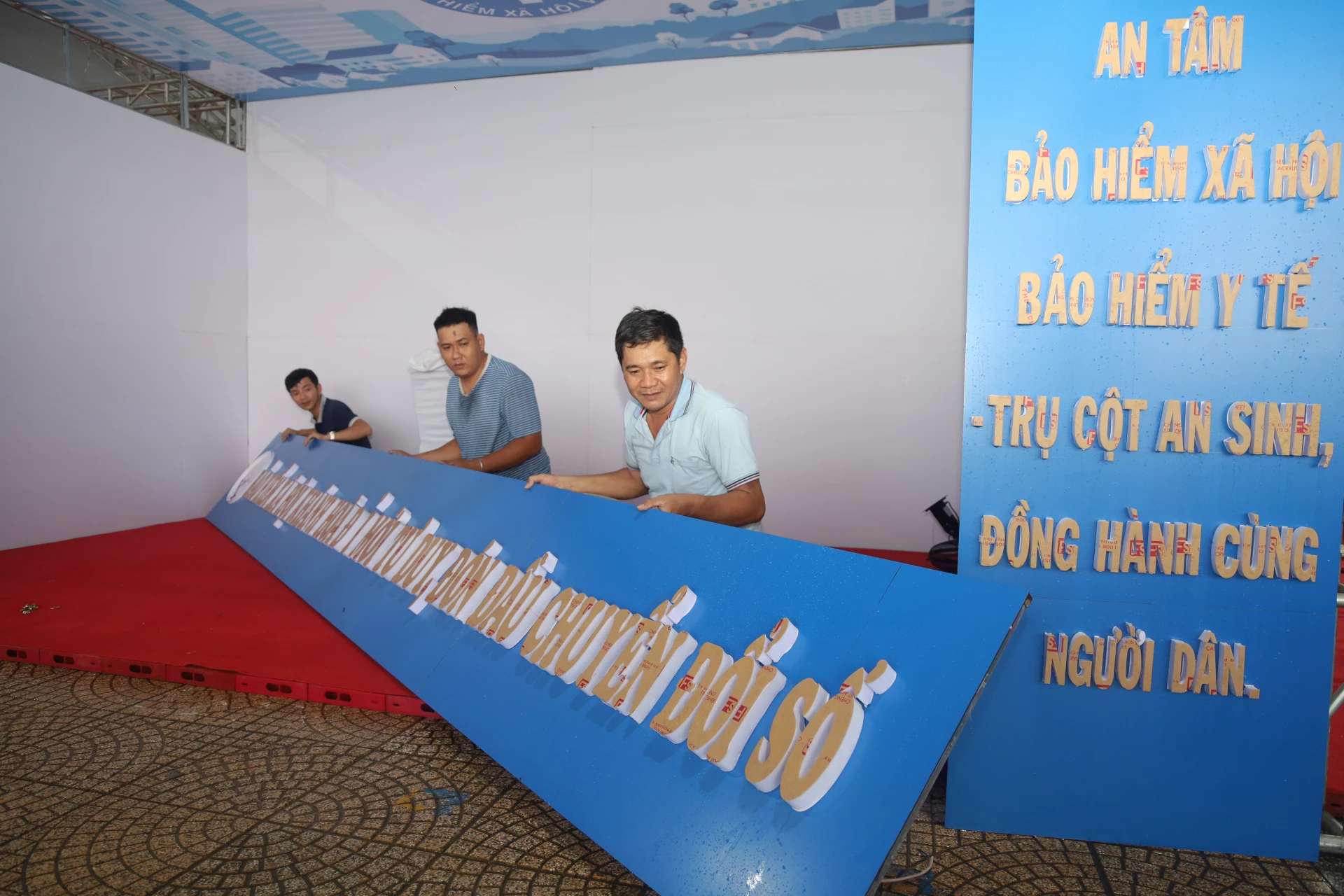 Gian hàng của Bảo hiểm xã hội tỉnh đang được gấp rút hoàn thiện.