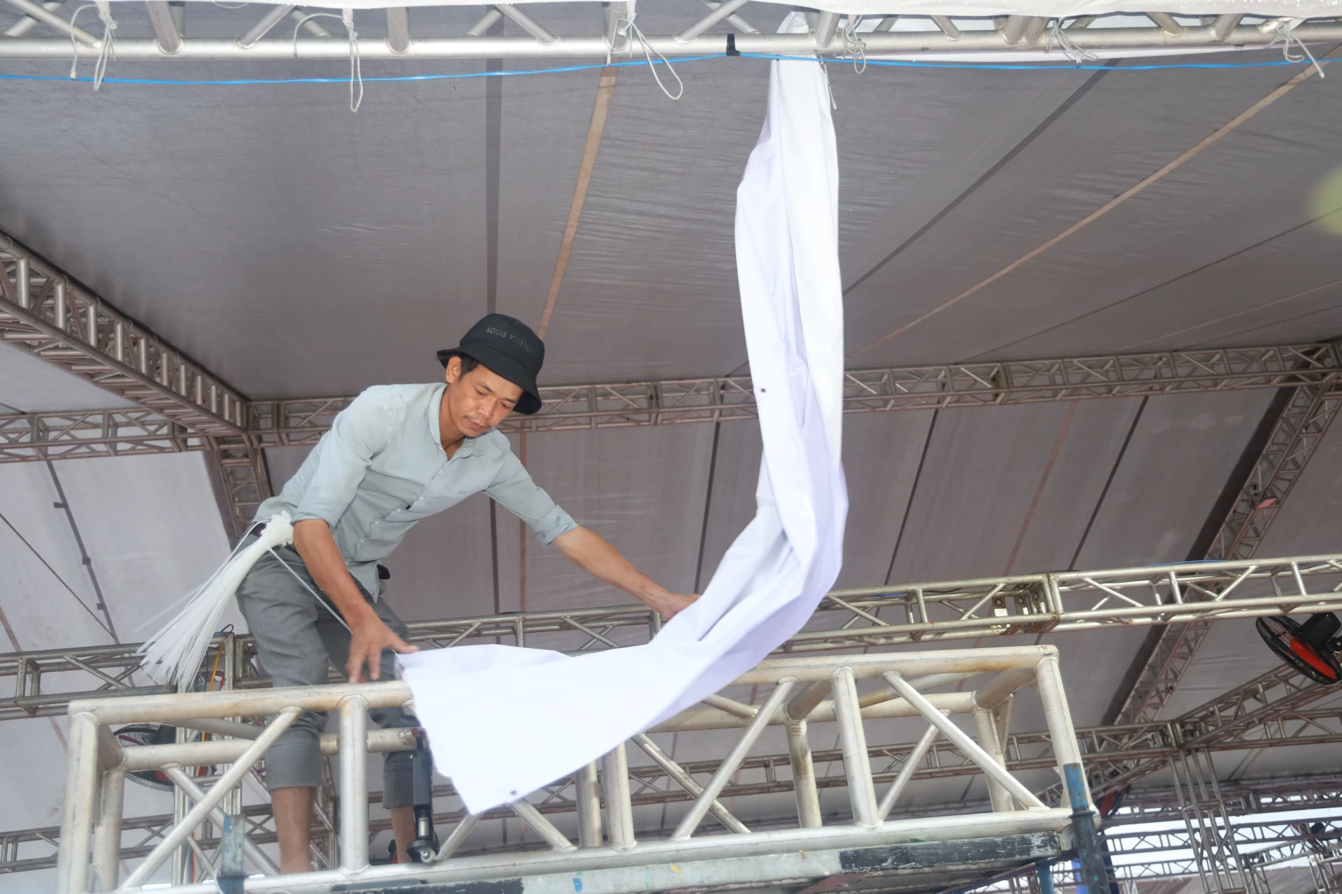 Lắp đặt các tấm che mưa để hạn chế ảnh hưởng của thời tiết đến gian hàng.