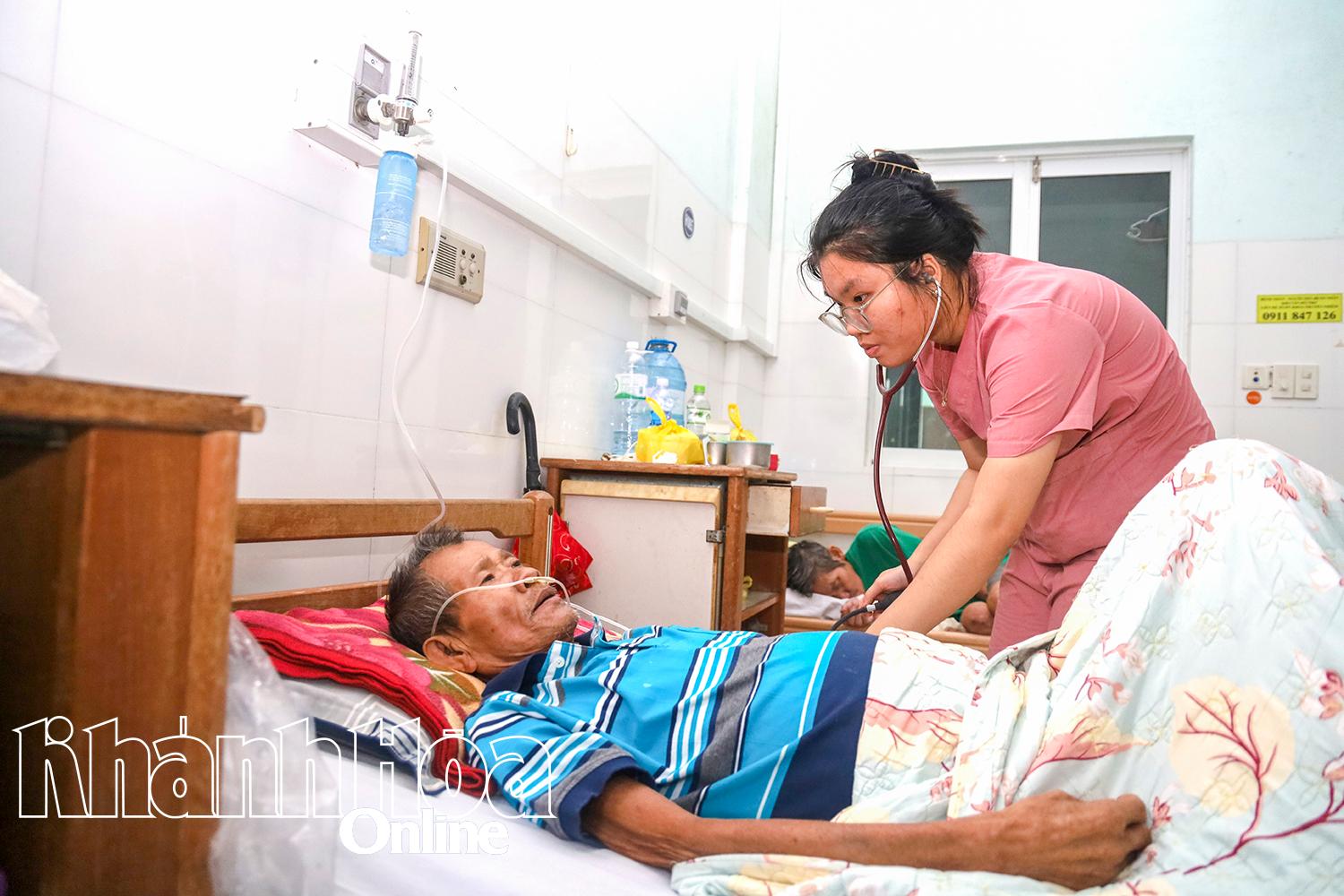 Bác sĩ Bệnh viện Bệnh nhiệt đới Khánh Hòa khám bệnh cho bệnh nhân.
