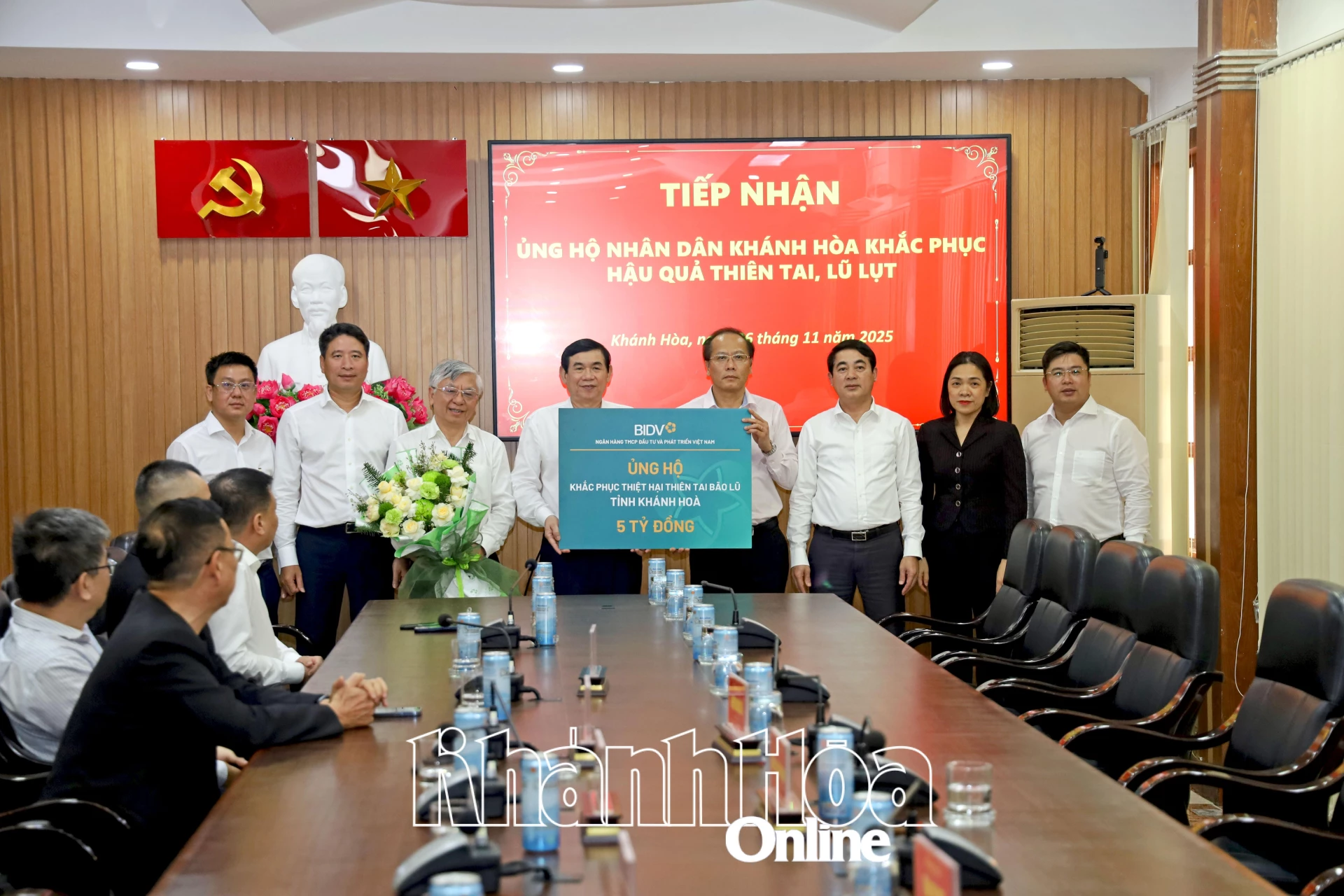 Các đồng chí lãnh đạo tỉnh tiếp nhận bảng tượng trưng kinh phí ủng hộ của BIDV.