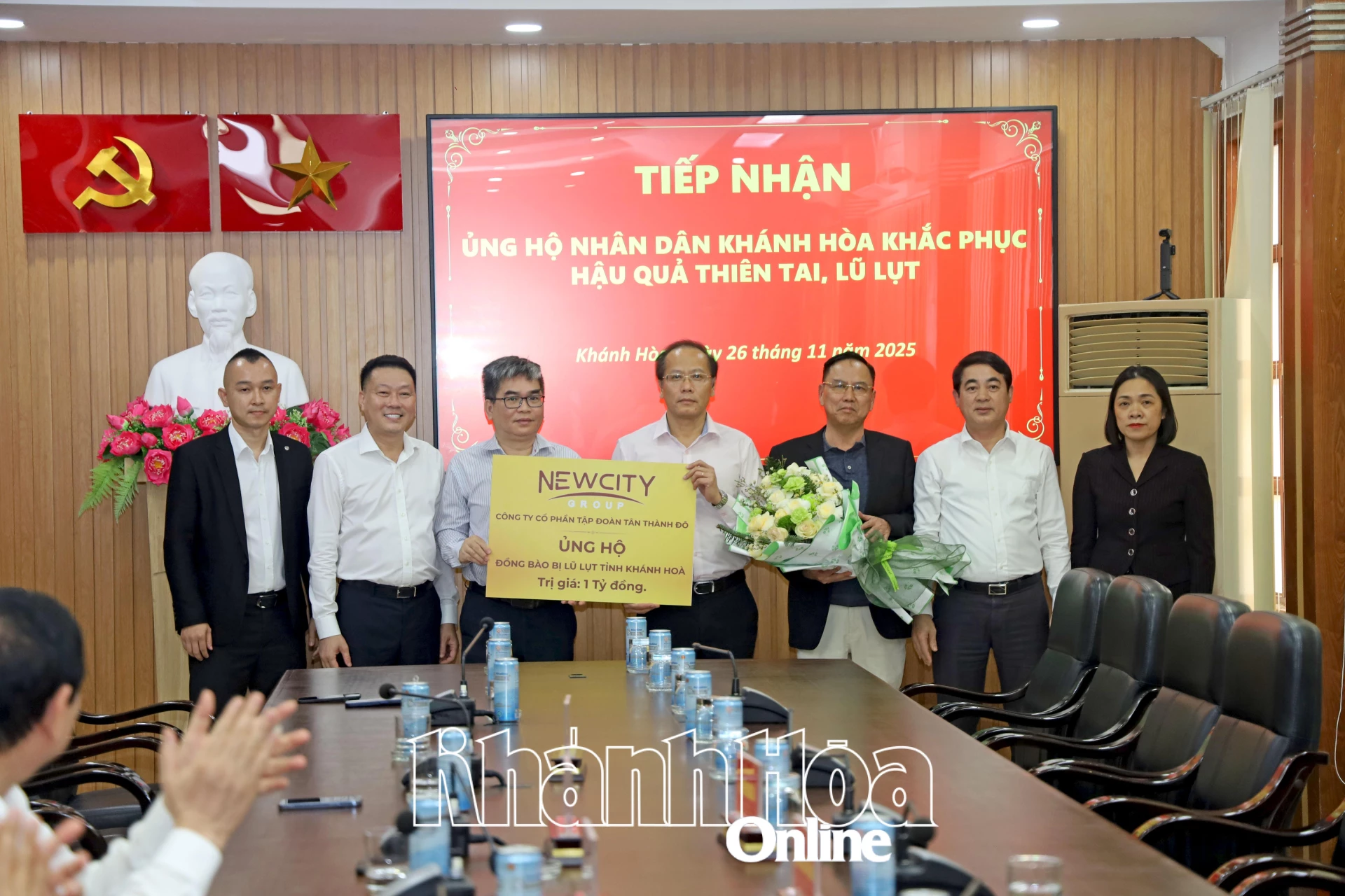 Các đồng chí lãnh đạo tỉnh tiếp nhận bảng tượng trưng kinh phí ủng hộ của New City Group.