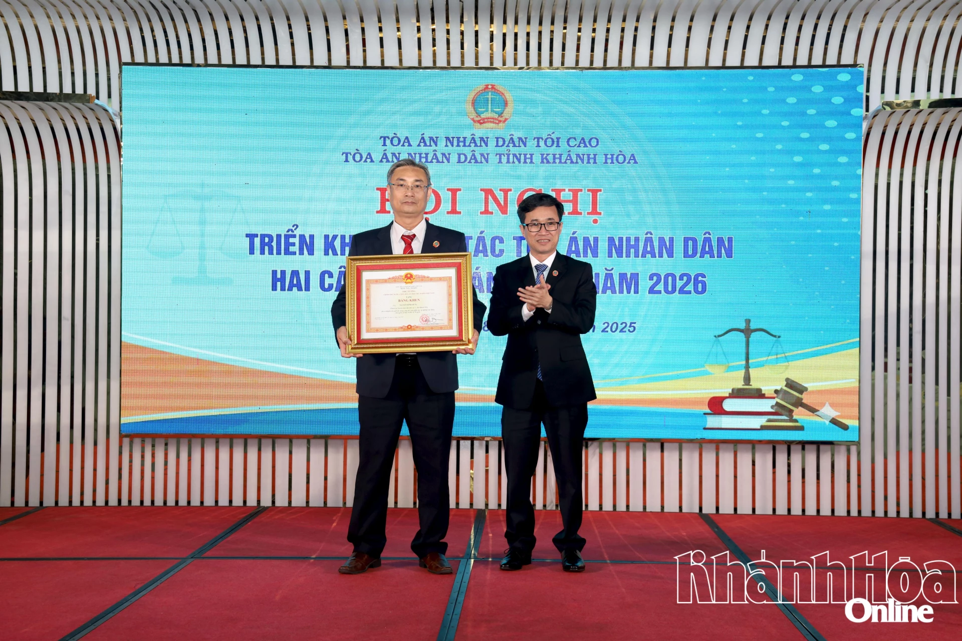 Đại diện Tòa án nhân dân tối cao trao bằng khen của Thủ tướng Chính phủ cho cá nhân.