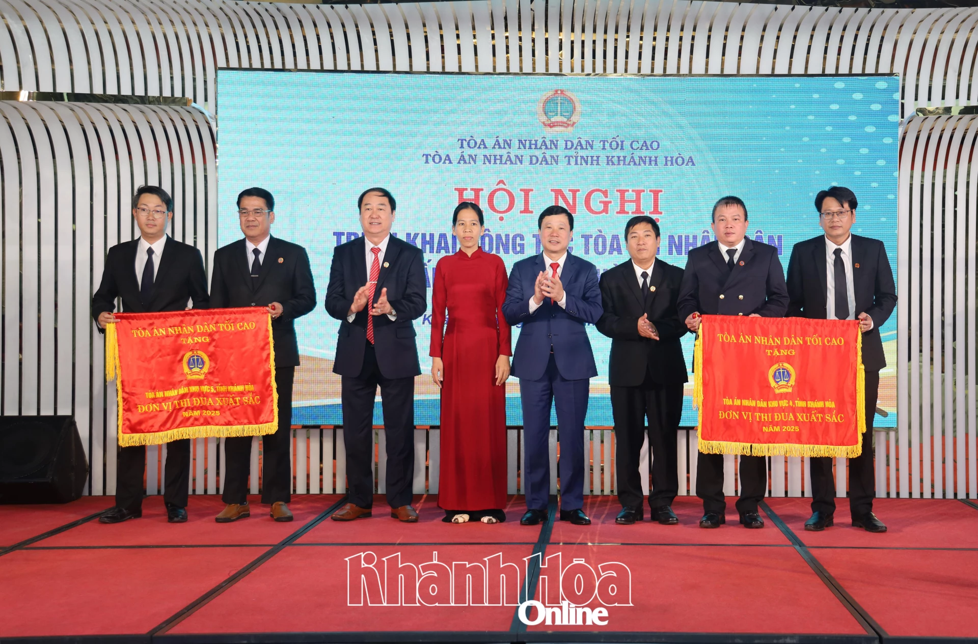 Các tập thể được nhận cờ thi đua ngành Tòa án nhân dân.