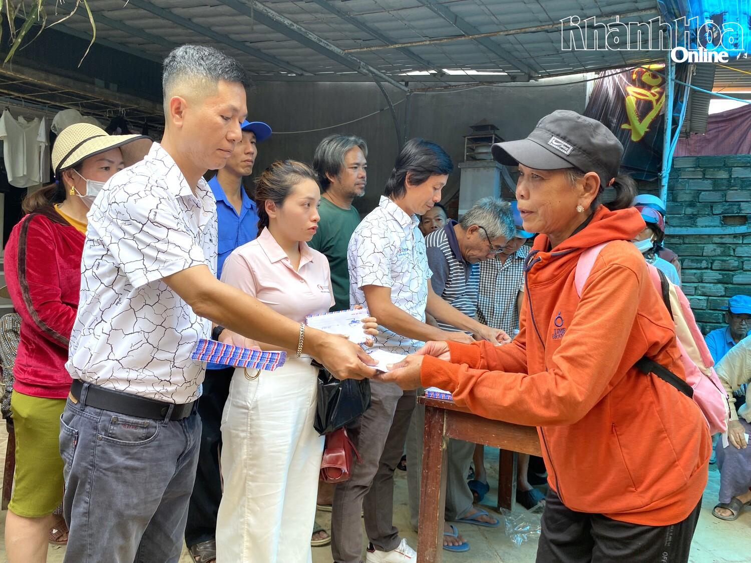 Đại diện Hội Golf Khánh Hoà trao quà cho người dân bị ảnh hưởng bởi mưa lũ ở Tổ dân phố Xuân Lạc 2. 