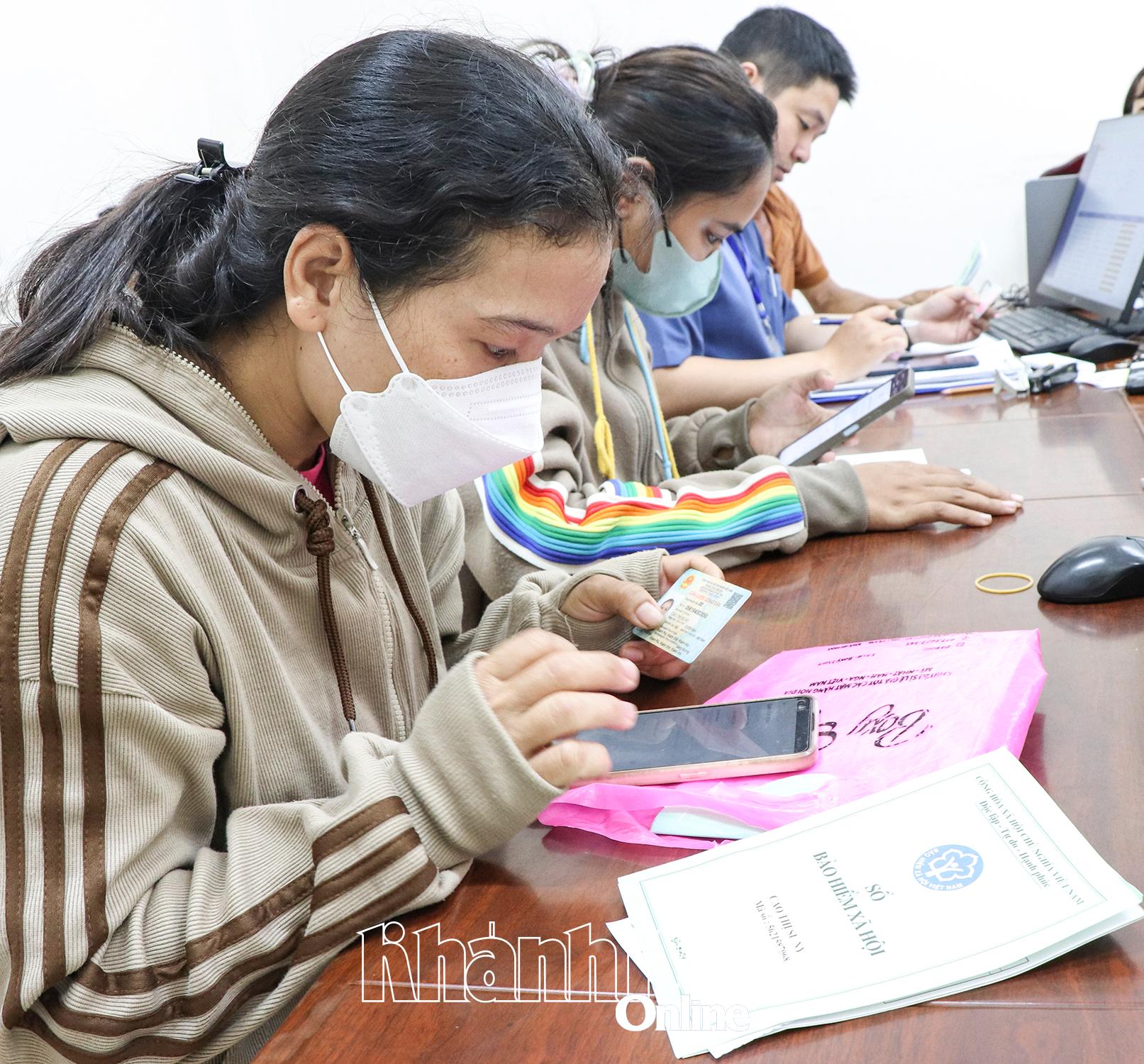 Người lao động thực hiện thủ tục nhận bảo hiểm thất nghiệp qua số tài khoản ngân hàng.