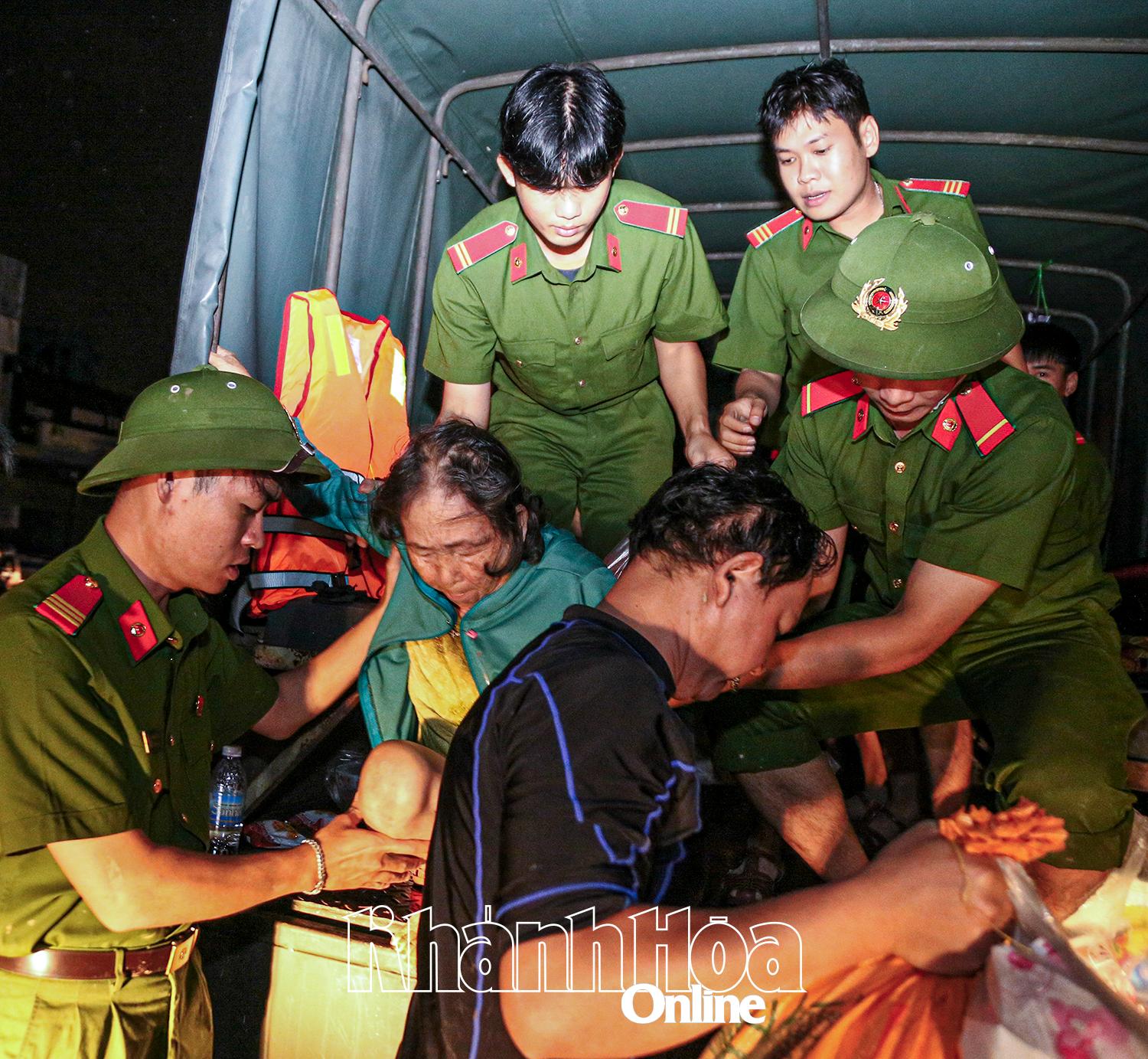 Lực lượng chức năng đưa người dân rời vùng lũ ở phường Tây Nha Trang.