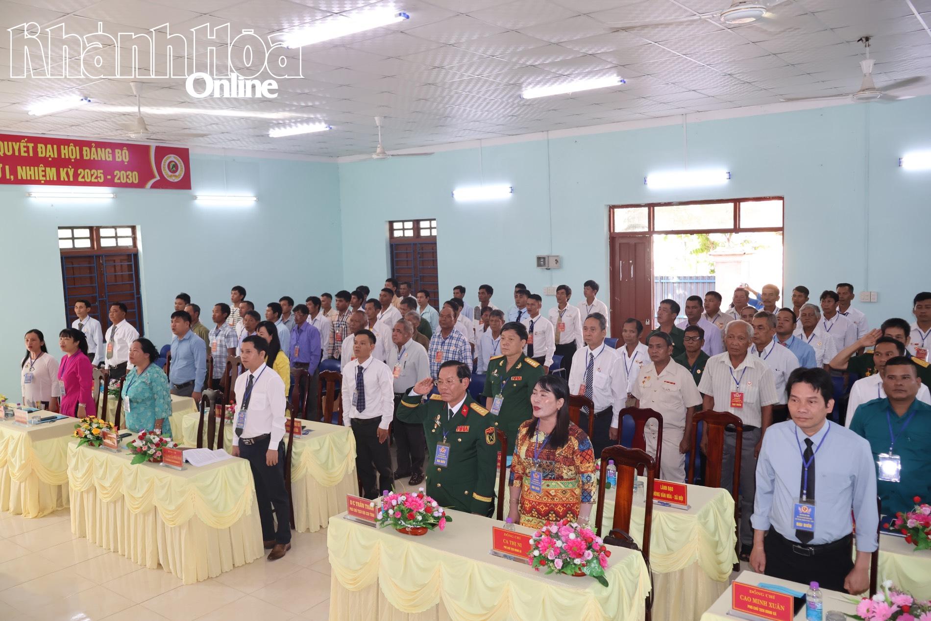 Các đại biểu thực hiện nghi lễ chào cờ.