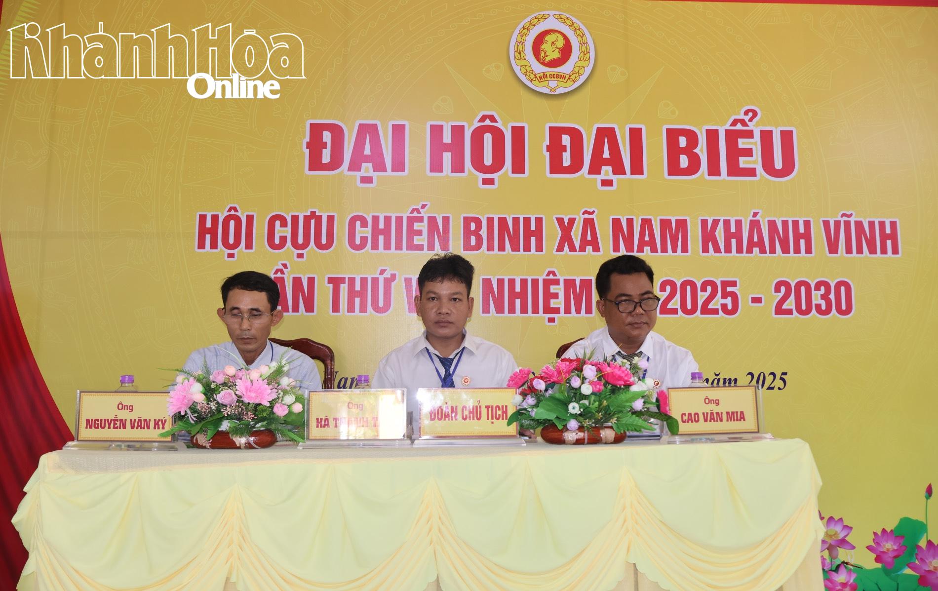 Đoàn Chủ tịch điều hành đại hội.