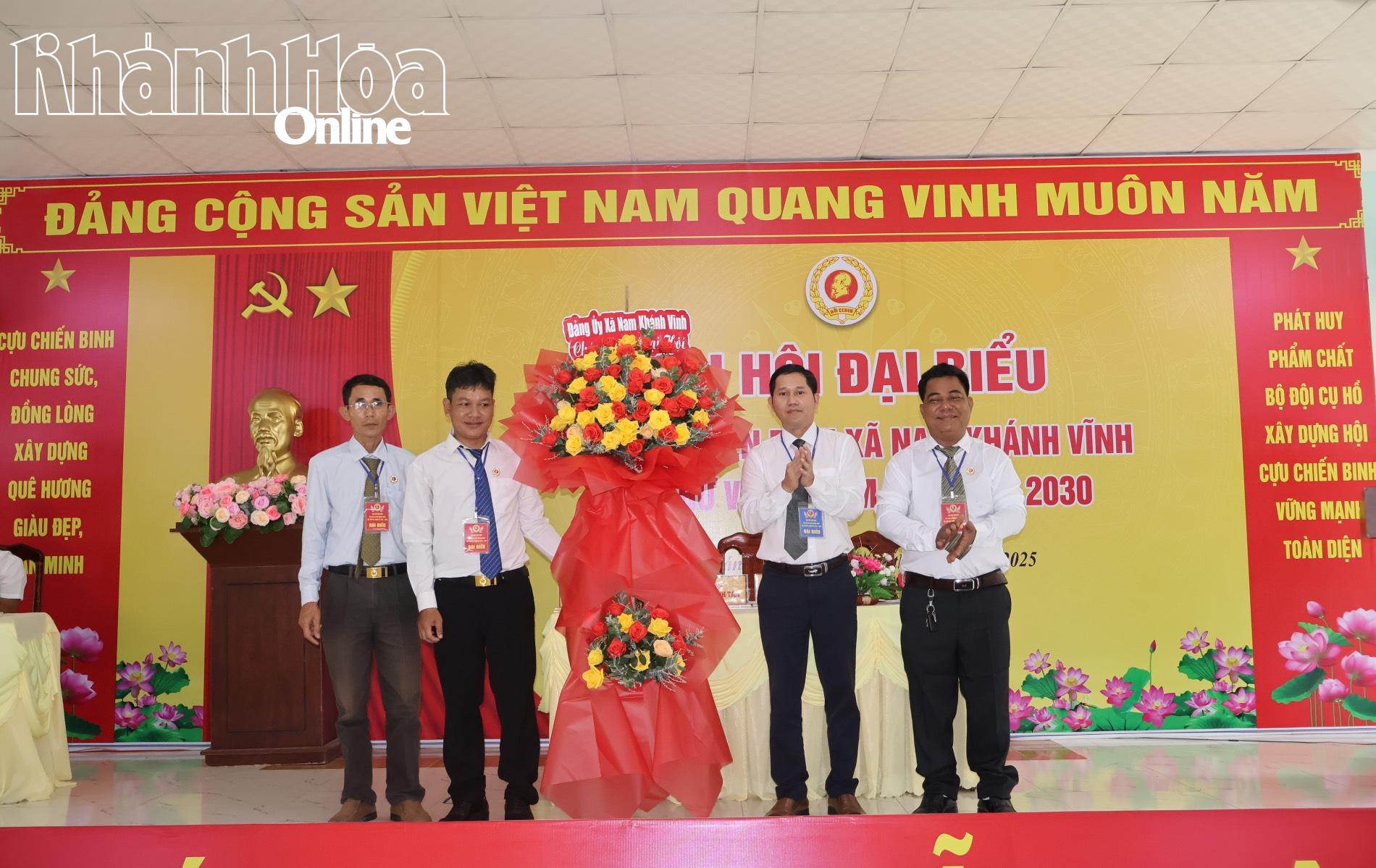 Đảng ủy xã Nam Khánh Vĩnh tặng hoa chúc mừng đại hội.