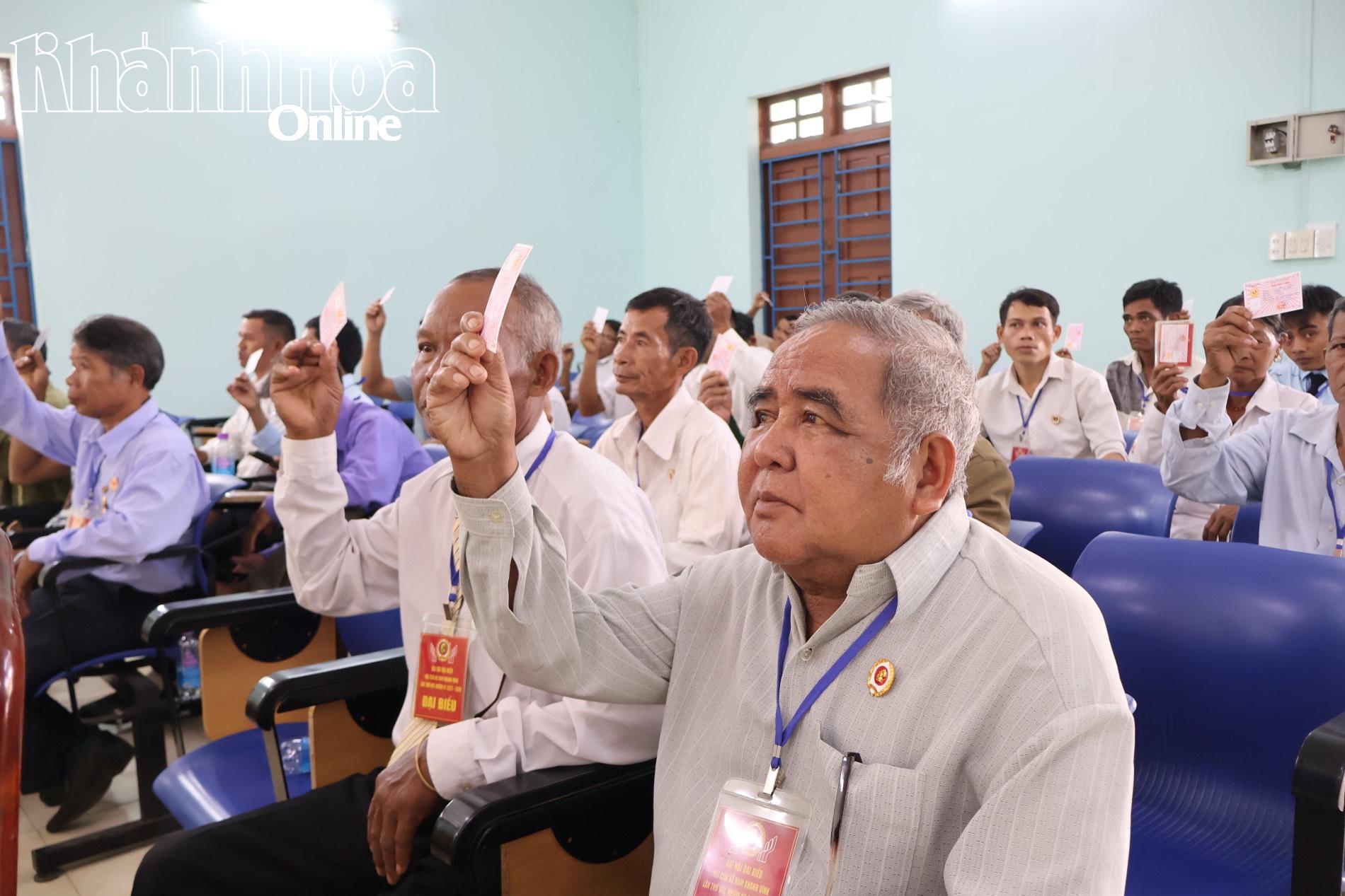 Hội viên biểu quyết tại đại hội.