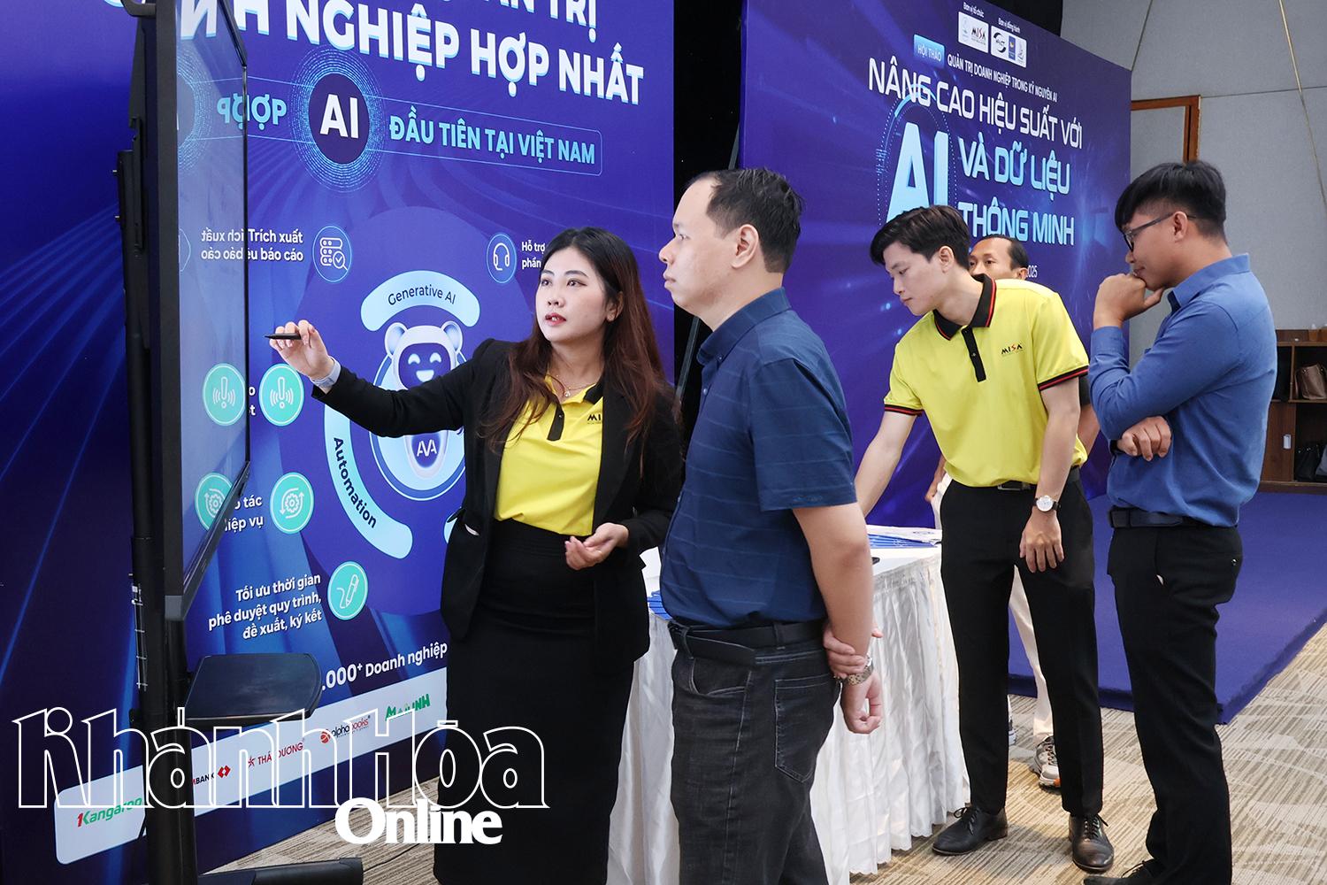 Các đại biểu tham quan, trải nghiệm sản phẩm công nghệ tại Hội thảo “Quản trị doanh nghiệp trong kỷ nguyên AI”.