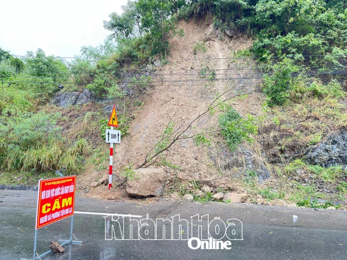 Đèo Rọ Tượng xuất hiện điểm sạt lở