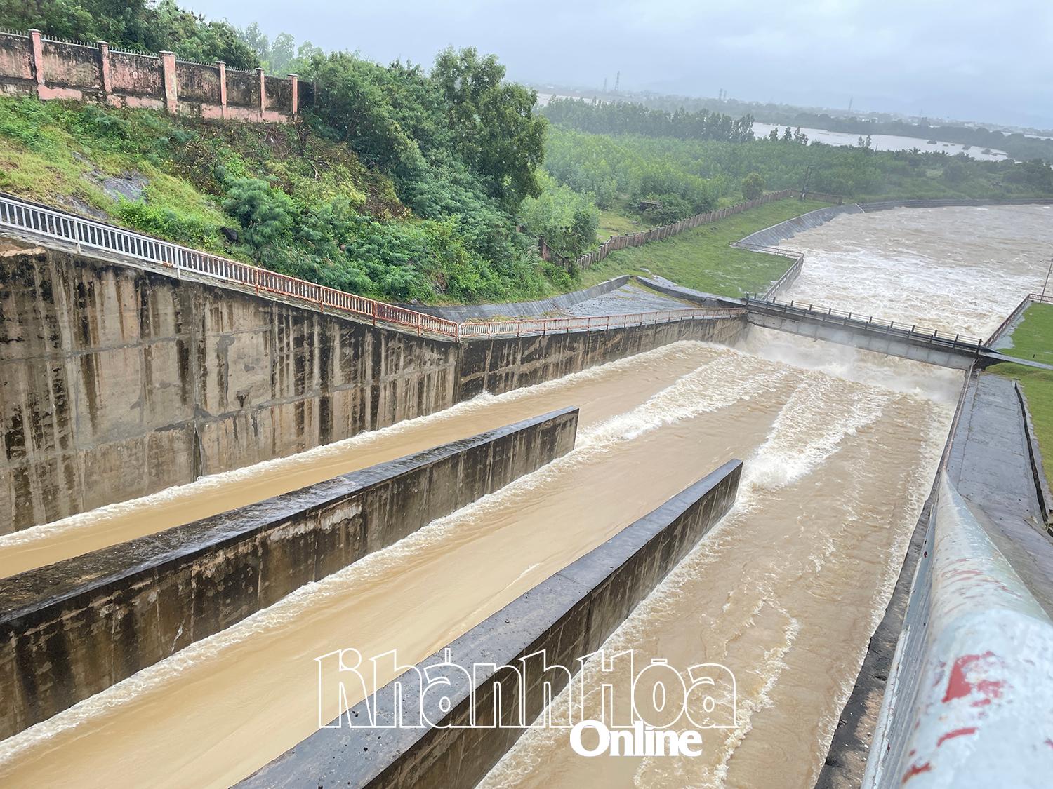 Lưu lượng nước xã tại khu vực Hồ Đá Bàn.