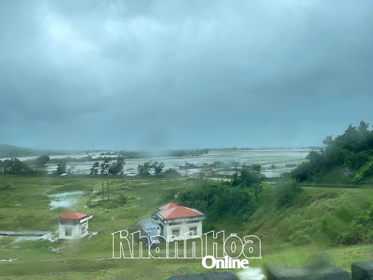 Vùng nước ngập bị ảnh hưởng dưới chân Hồ Đá Bàn.