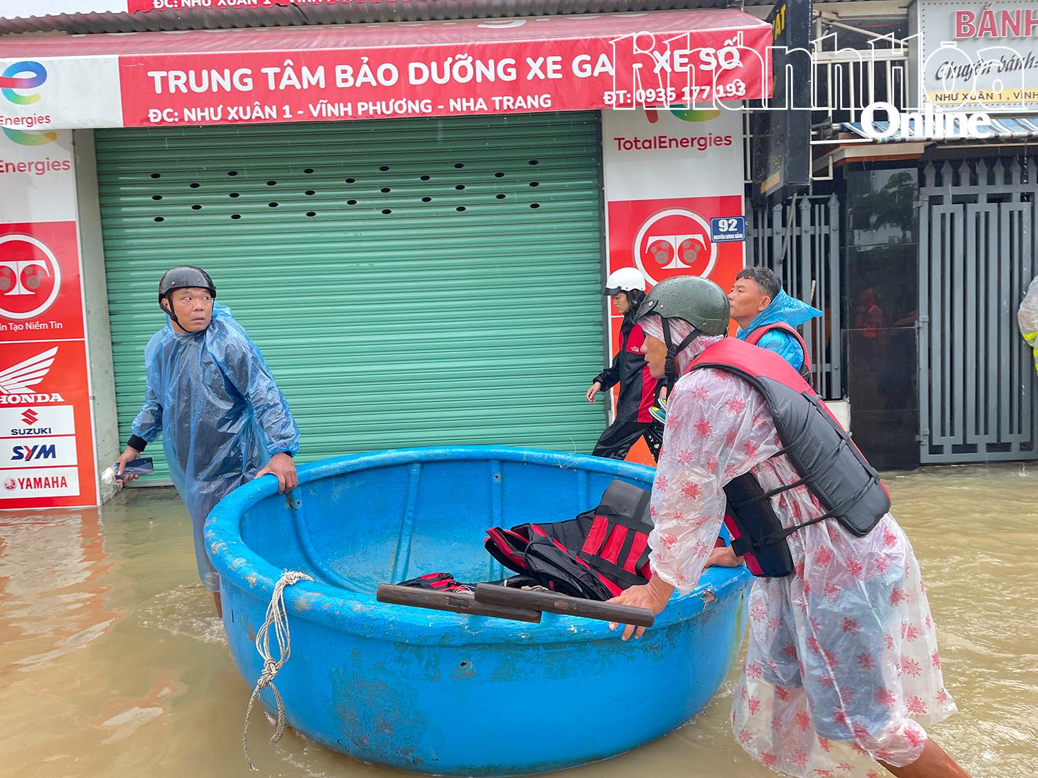 Phương tiện thúng chai được người dân đưa đến hỗ trợ lực lượng chức năng.