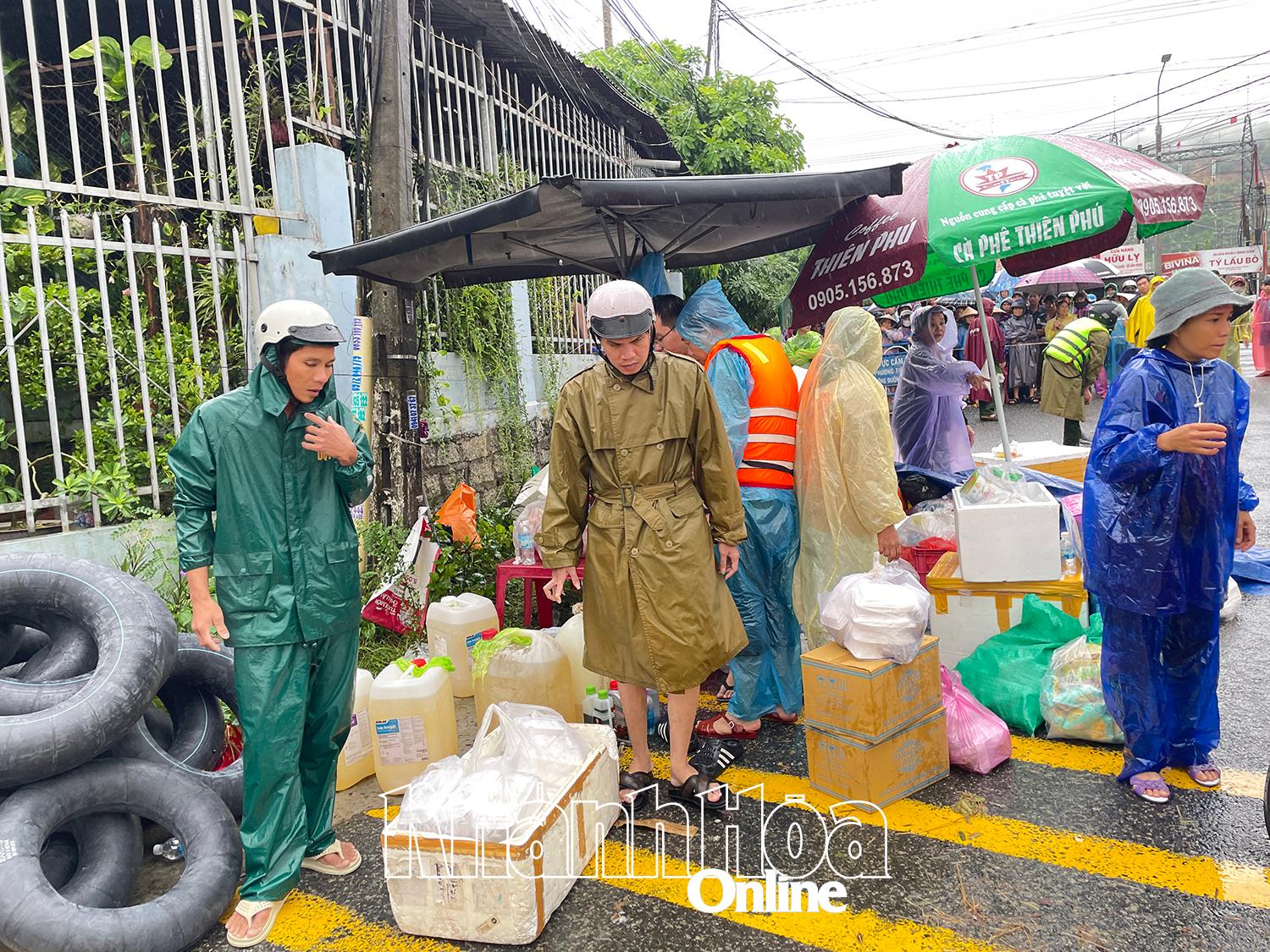 Lương thực thực phẩm được chuẩn bị sẵn để chuyển đến người dân vùng ngập lụt.
