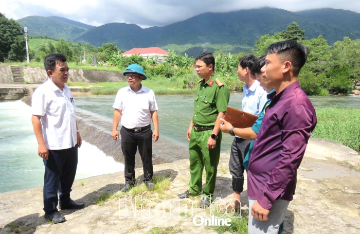 Xã Vạn Ninh yêu cầu người dân trên lồng bè, tàu thuyền phải trở vào bờ trước 18 giờ ngày 28-11