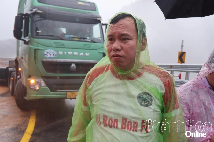 Những người hùng thầm lặng xuyên đêm ứng cứu người bị nạn trên đèo Khánh Lê 