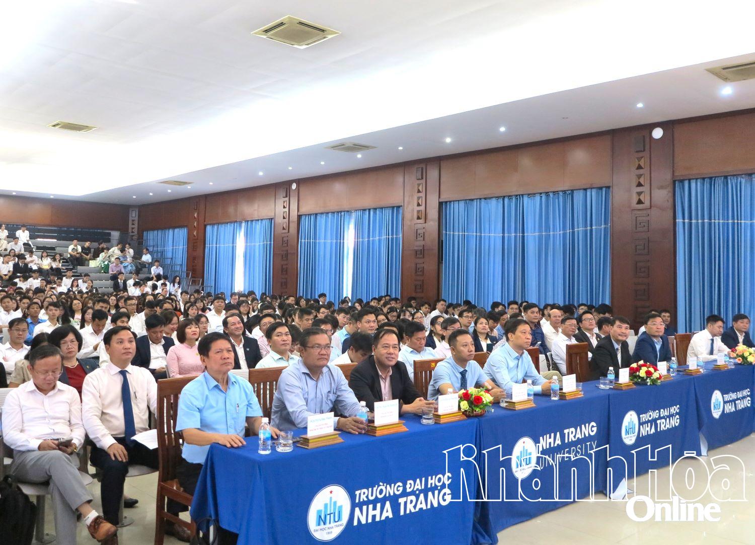 Các đại biểu tham dự khai mạc vòng chung khảo. 