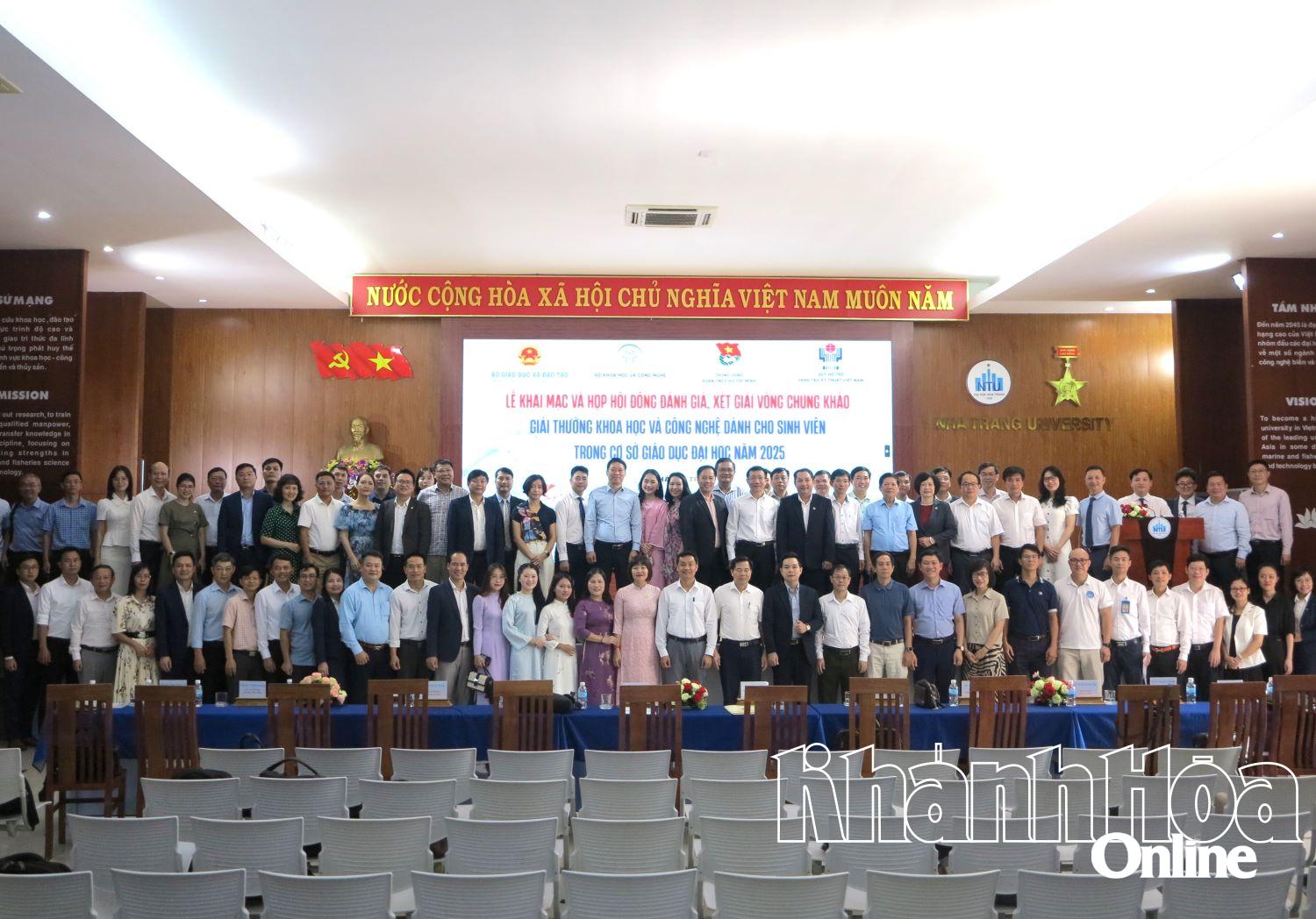 Các đại biểu chụp ảnh lưu niệm. 