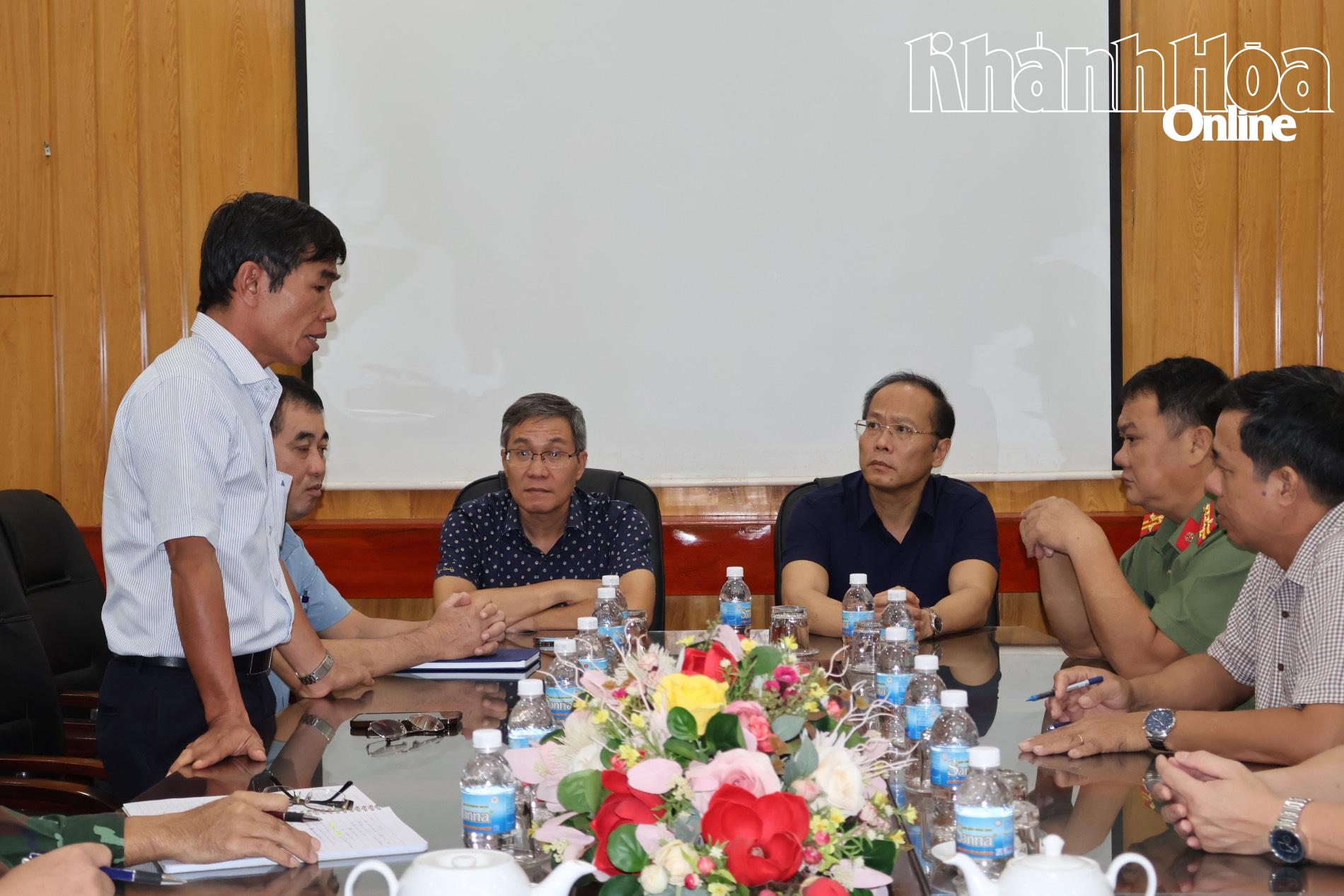 Đồng chí Nguyễn Khắc Hà nghe báo cáo tình hình mưa lũ tại xã Diên Khánh.