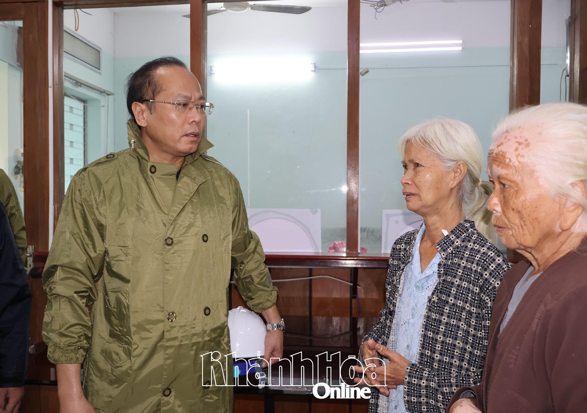 Đồng chí Nguyễn Khắc Hà thăm hỏi, động viên các cụ già có nhà bị ngập, đã được xã đưa đến nơi an toàn.