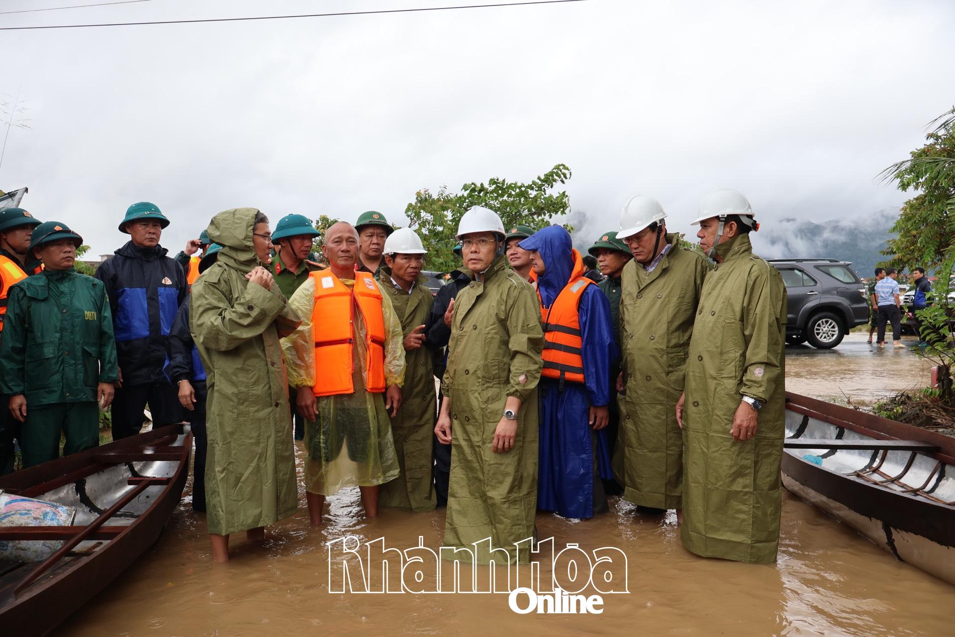 Đồng chí Nguyễn Khắc Hà cùng đoàn công tác của tỉnh đi kiểm tra tại khu vực thôn Phú Lộc Đông 2, xã Diên Khánh.