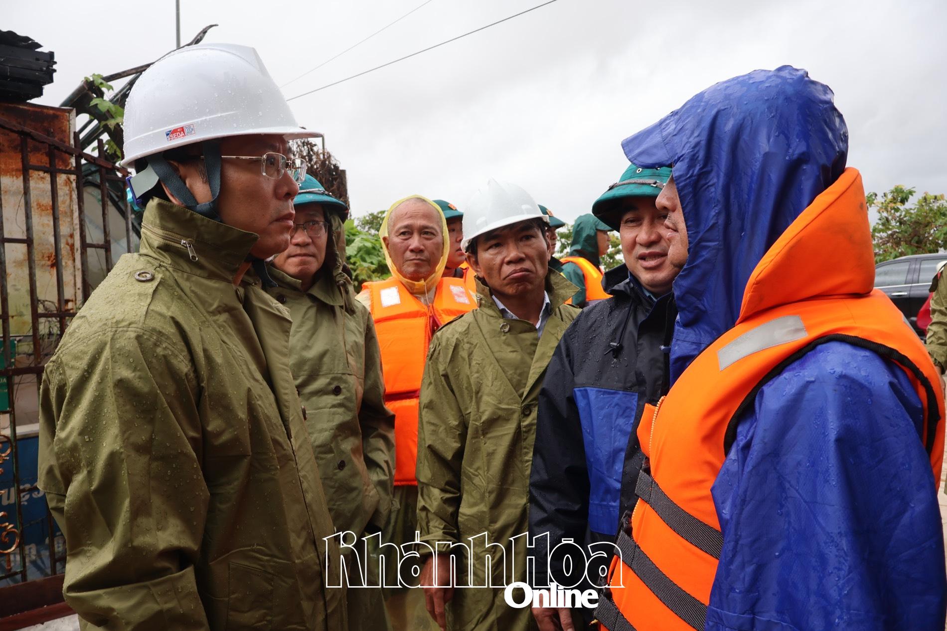 Đồng chí Nguyễn Khắc Hà trao đổi với người dân tại thôn Phú Lộc Đông 2, xã Diên Khánh.