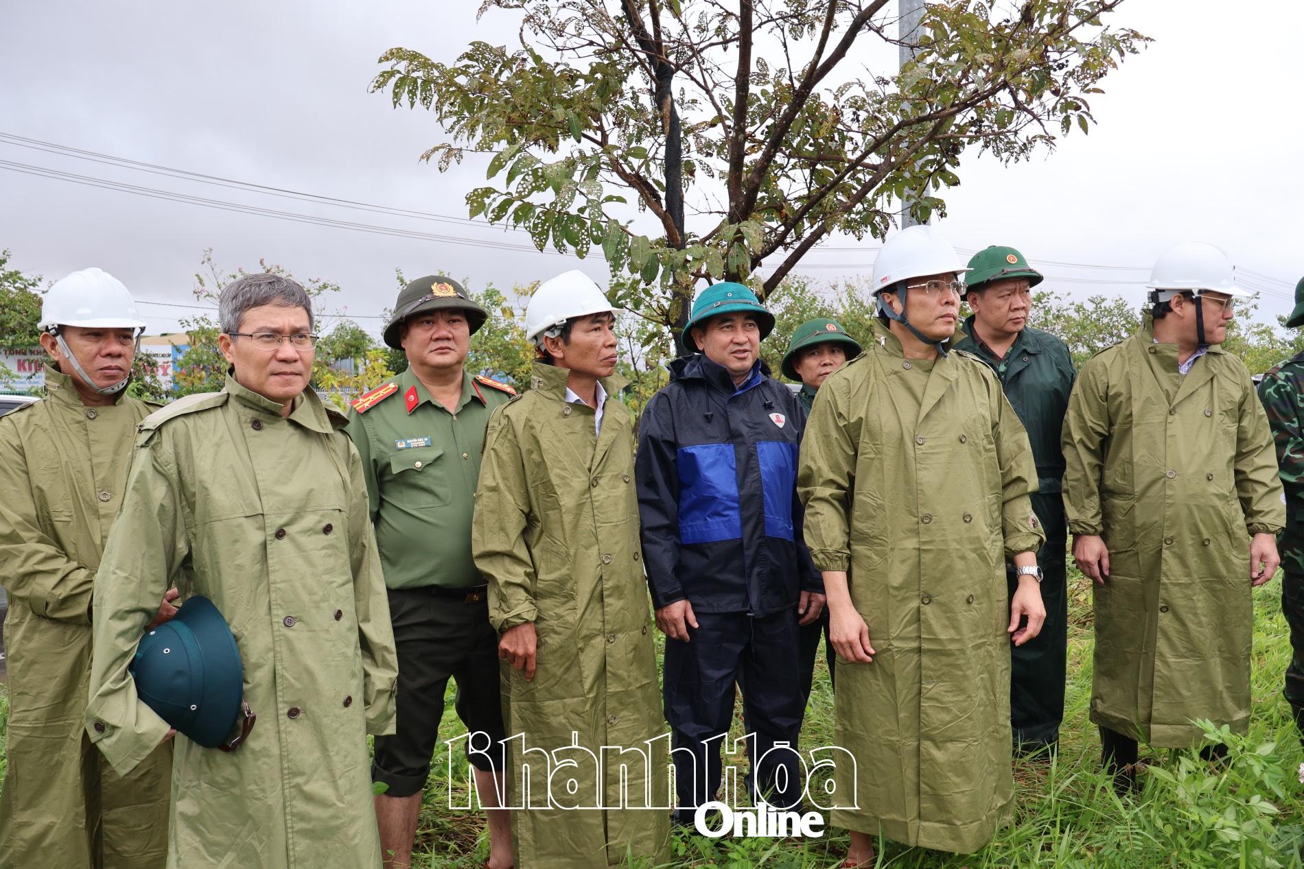 Đồng chí Nguyễn Khắc Hà cùng đoàn công tác của tỉnh đi kiểm tra tại khu vực thôn An Ninh, xã Diên Khánh.