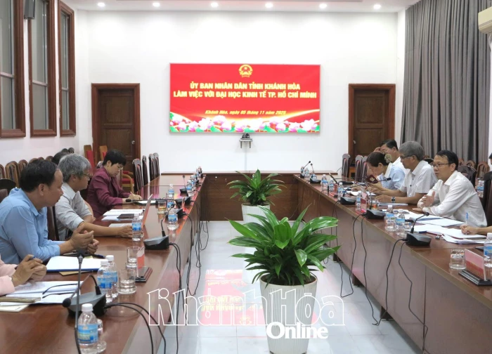 Phó Chủ tịch UBND tỉnh Nguyễn Thanh Hà họp bàn việc Đại học Kinh tế TP. Hồ Chí Minh tiếp nhận Trường Trung cấp Kinh tế Khánh Hòa