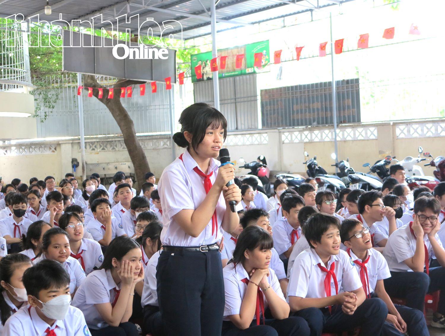 Học sinh tham gia trả lời câu hỏi tìm hiểu về an toàn trực tuyến.