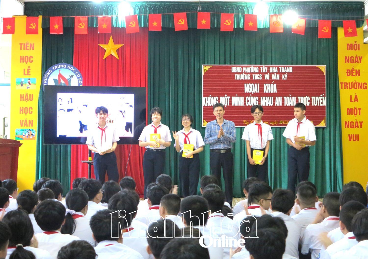 Các học sinh nhận quà tặng từ chương trình.