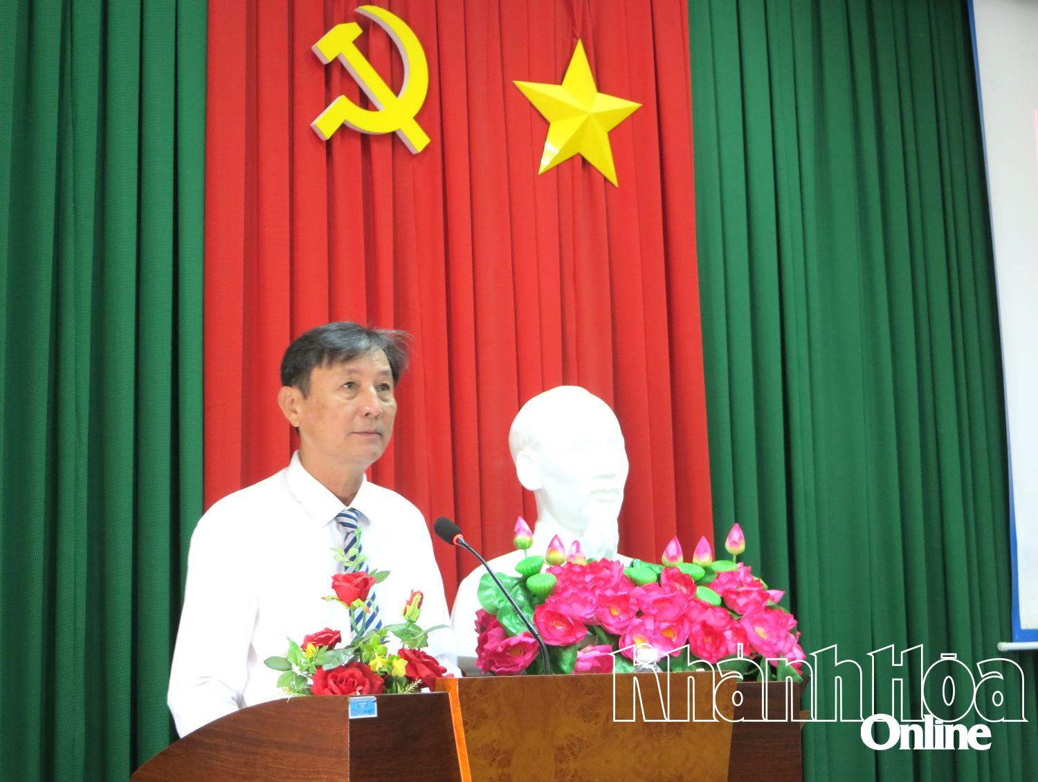 Ông Phạm Duy Khánh - Phó Giám đốc Sở Dân tộc và Tôn giáo phát biểu khai giảng lớp bồi dưỡng. 