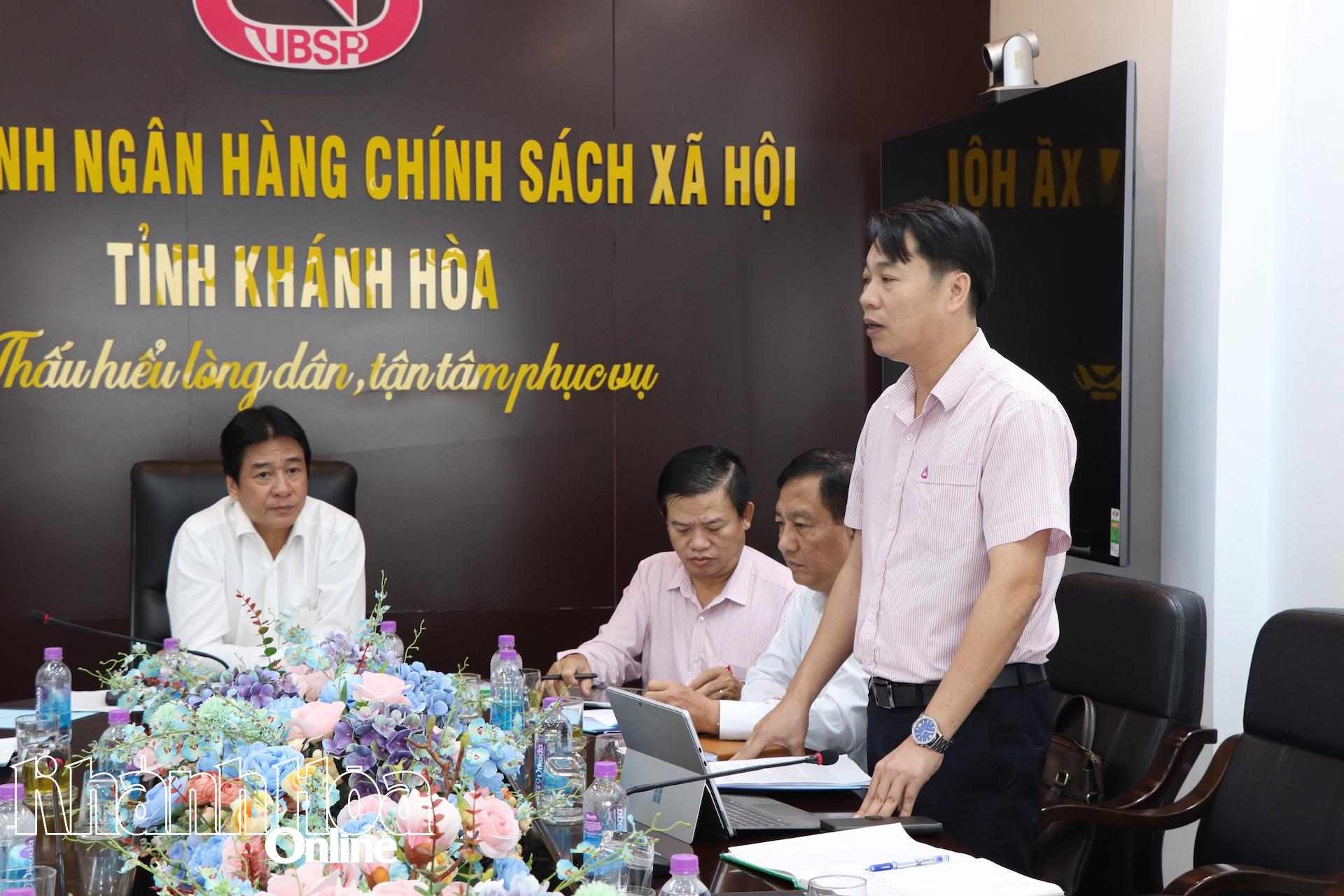 Lãnh đạo Ngân hàng Chính sách xã hội tỉnh báo cáo tại phiên họp.