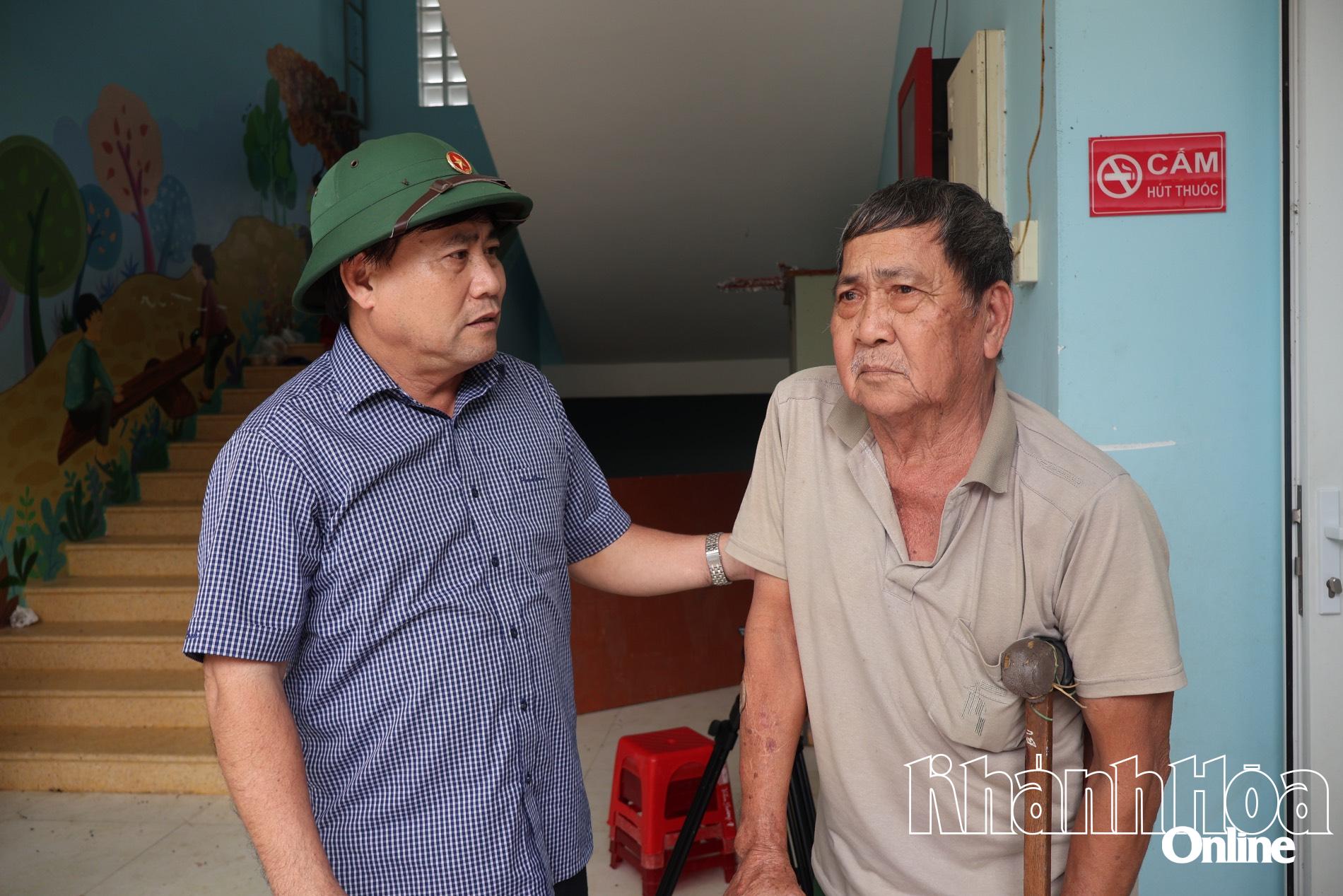 Phó Bí thư Tỉnh ủy Lâm Đông ân cần hỏi thăm sức khỏe người dân tại phường Đô Vinh.