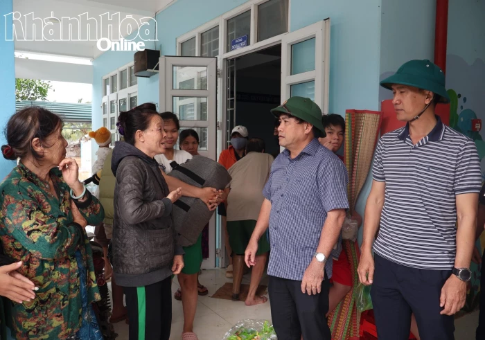 Phó Bí thư Tỉnh ủy Lâm Đông thăm hỏi, động viên người dân vùng ngập lụt phường Đô Vinh