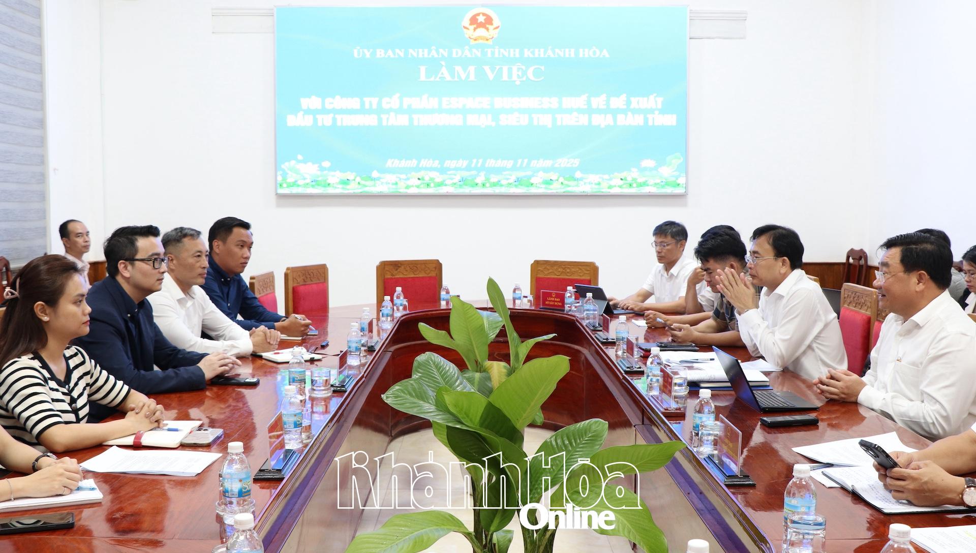 Quang cảnh buổi làm việc.