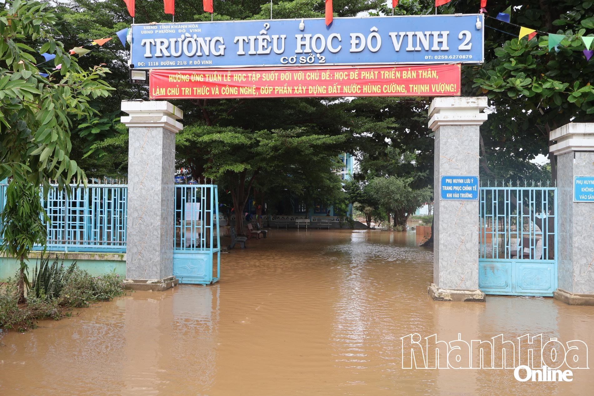 Trường Tiểu học Đô Vinh 1 bị ngập do mưa lũ.