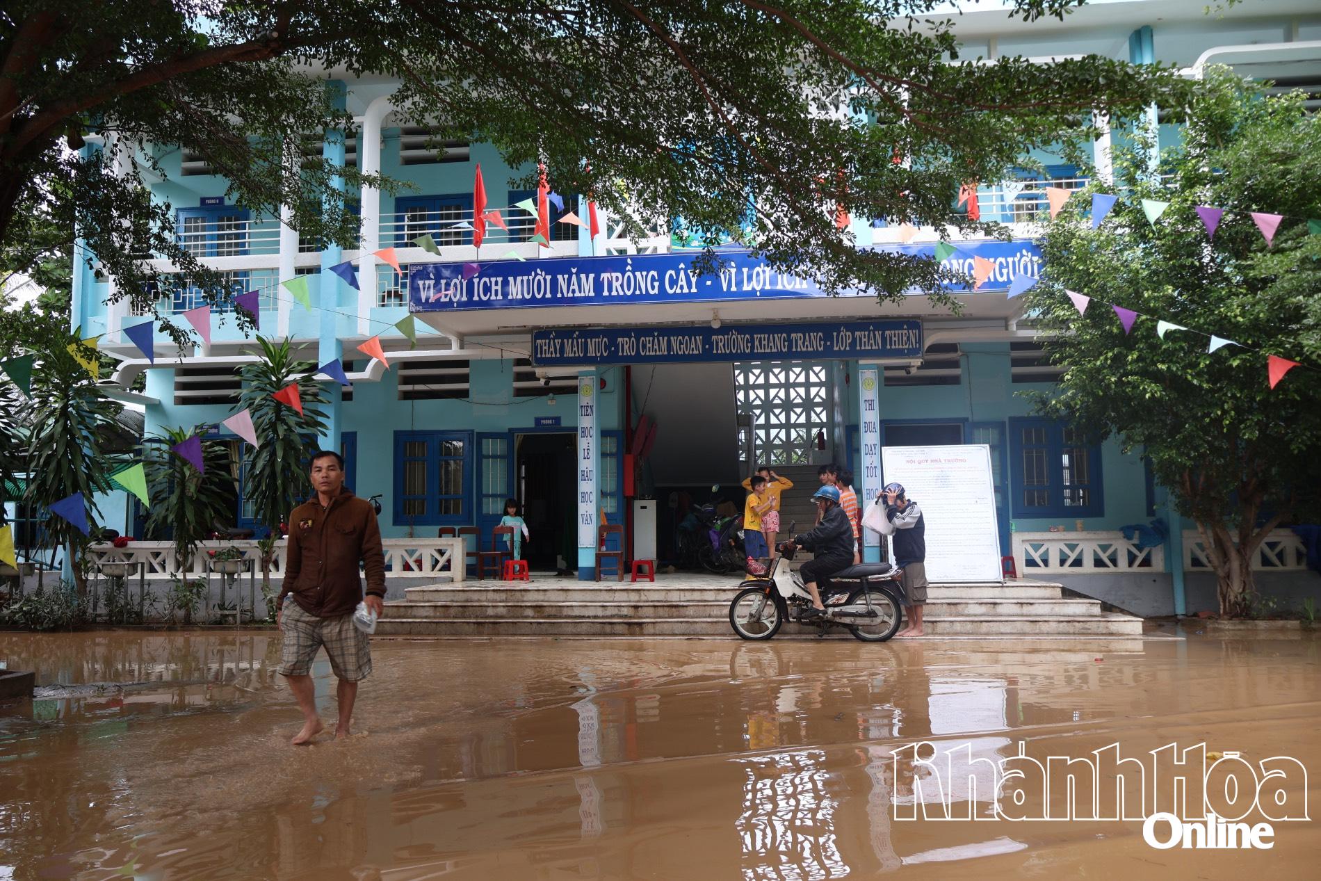 Người dân tránh trú tại Trường Tiểu học Đô Vinh 1.