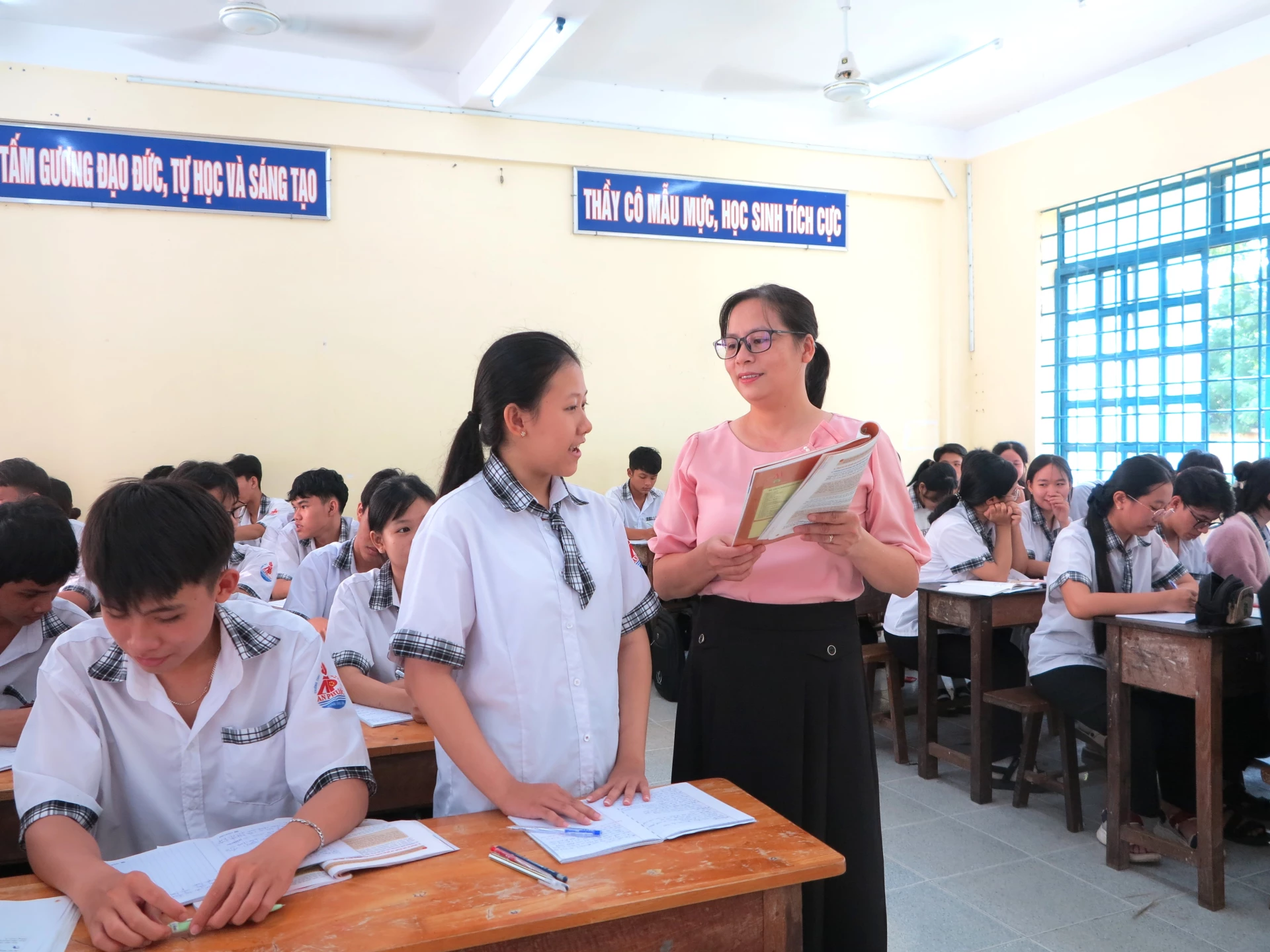 Tiết học của cô và trò Trường THPT An Phước.