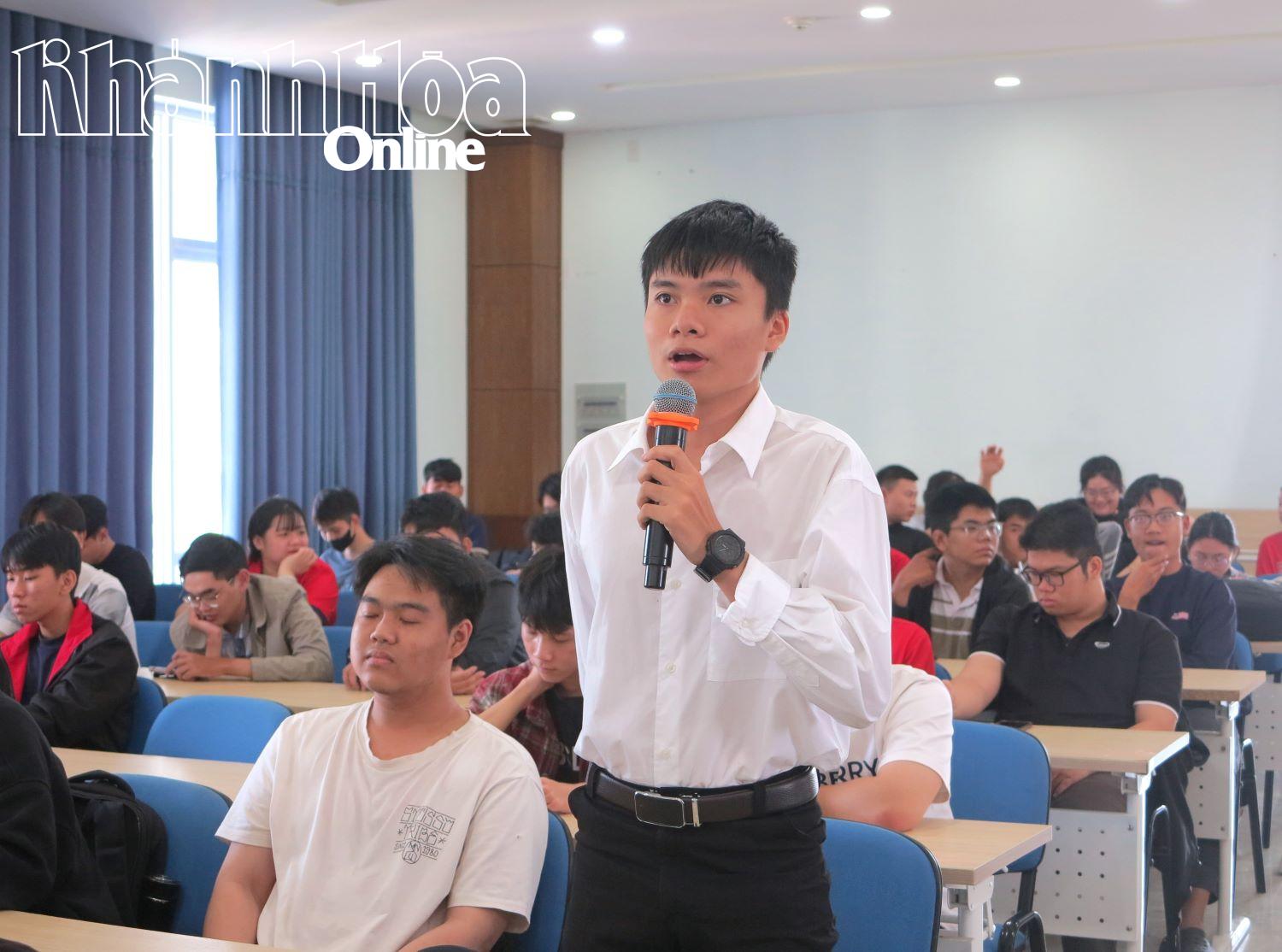 Sinh viên giao lưu tìm hiểu về an toàn trực tuyến.