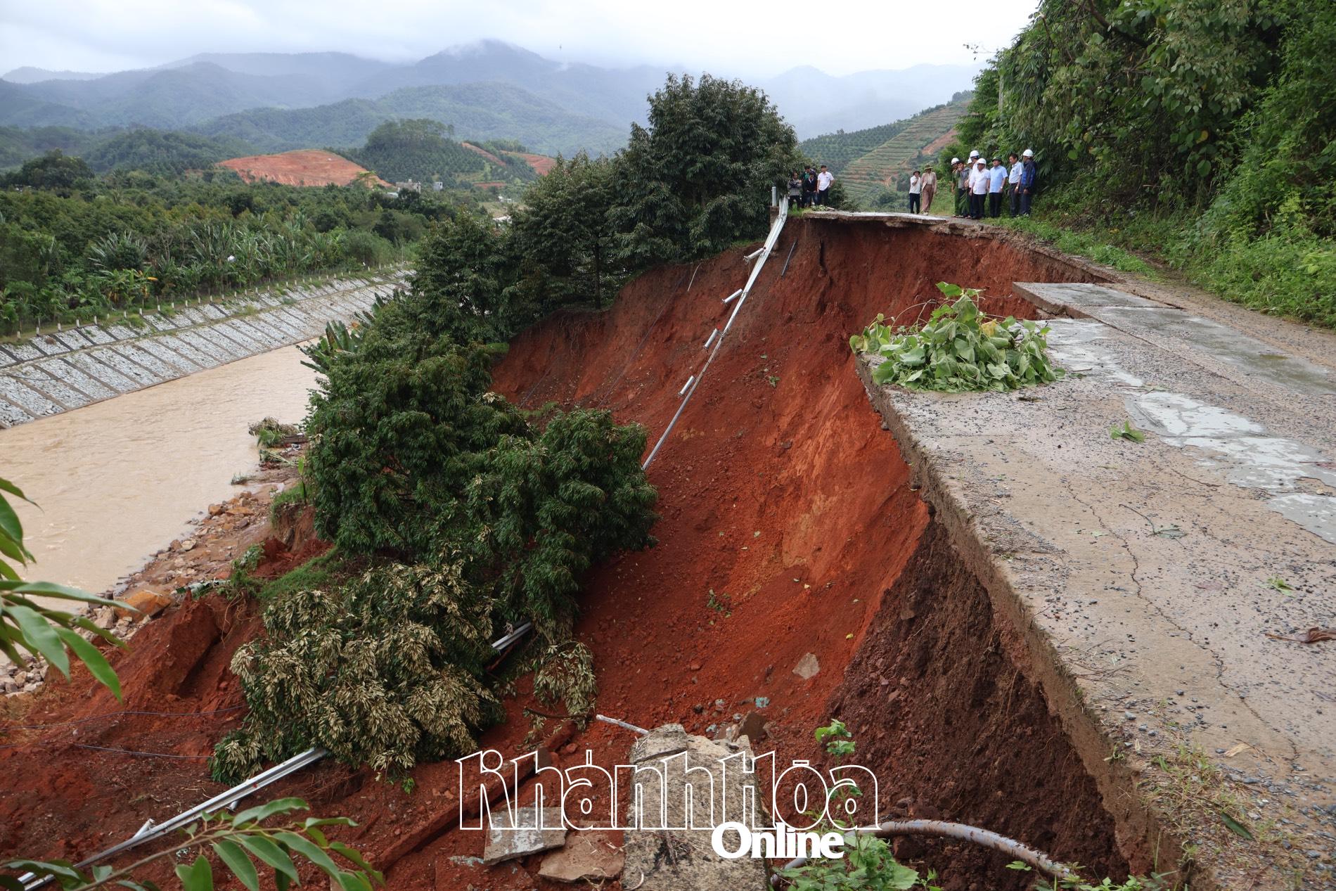 Đoàn công tác kiểm tra điểm sạt lở tại xã Khánh Sơn.