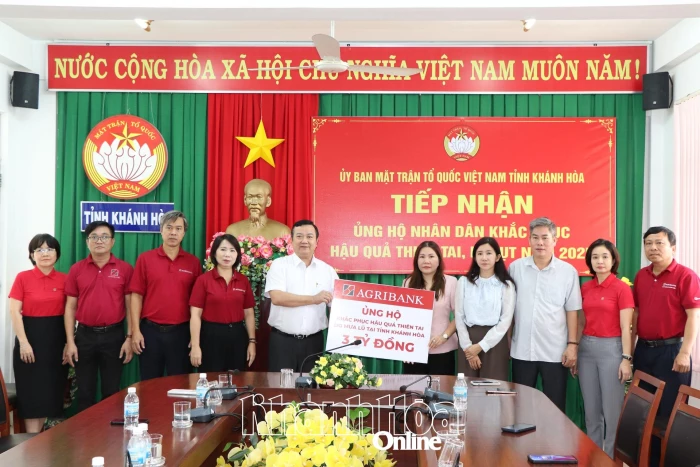 Ủy ban MTTQ Việt Nam tỉnh tiếp nhận 15 tấn hàng cứu trợ và 3 tỷ đồng