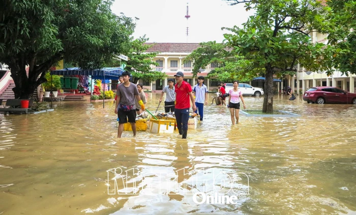 Dọn dẹp trường lớp sau mưa lũ
