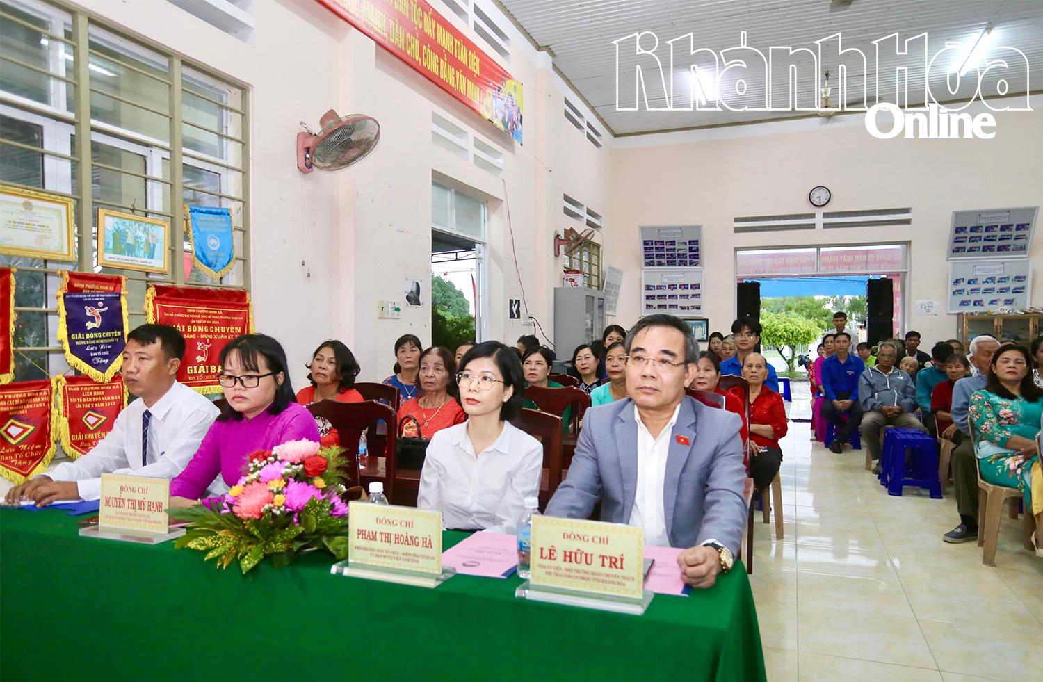 Lãnh đạo tỉnh, địa phương và đông đảo người dân khu dân cư Thuận Lợi, phường Hòa Thắng đến dự ngày hội.