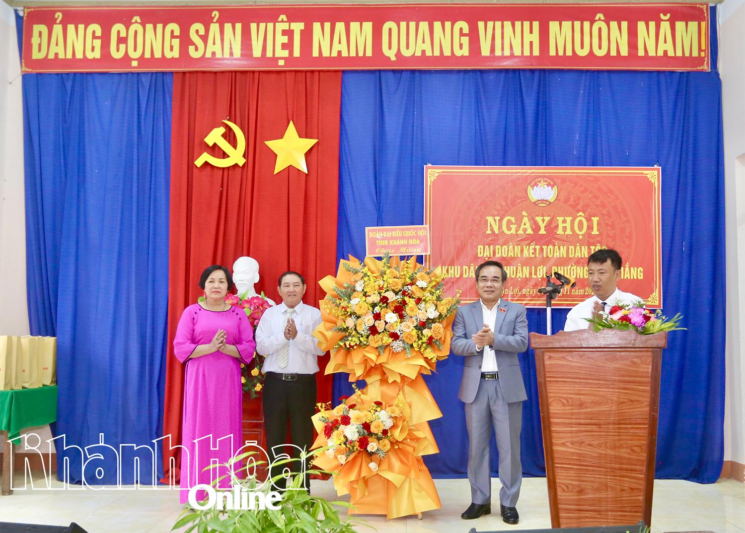 Đồng chí Lê Hữu Trí-Tỉnh ủy viên, Phó Trưởng đoàn chuyên trách phụ trách Đoàn Đại biểu Quốc hội tỉnh (vị trí thứ ba, từ trái sang) tặng hoa chúc mừng ngày hội của Đoàn Đại biểu Quốc hội tỉnh.