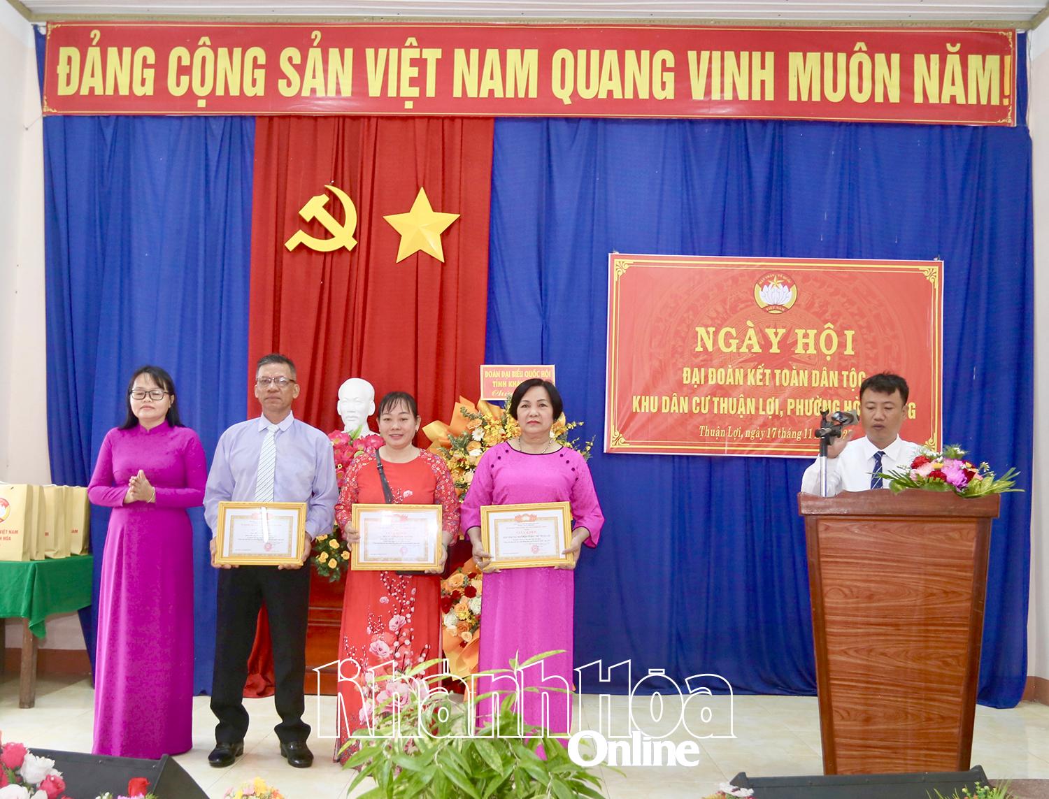 Lãnh đạo Ủy ban MTTQ Việt Nam phường Hòa Thắng khen thưởng cho các tập thể, cá nhân tại ngày hội.