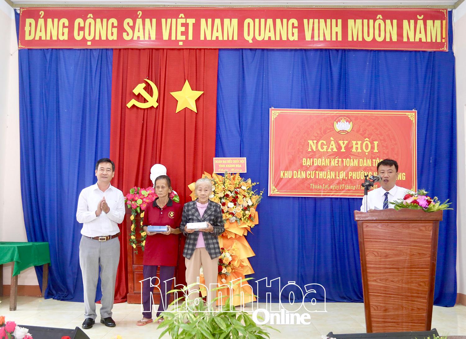 Lãnh đạo Đảng ủy phường Hòa Thắng tặng quà cho các gia đình khó khăn khu dân cư phường Thuận Lợi.