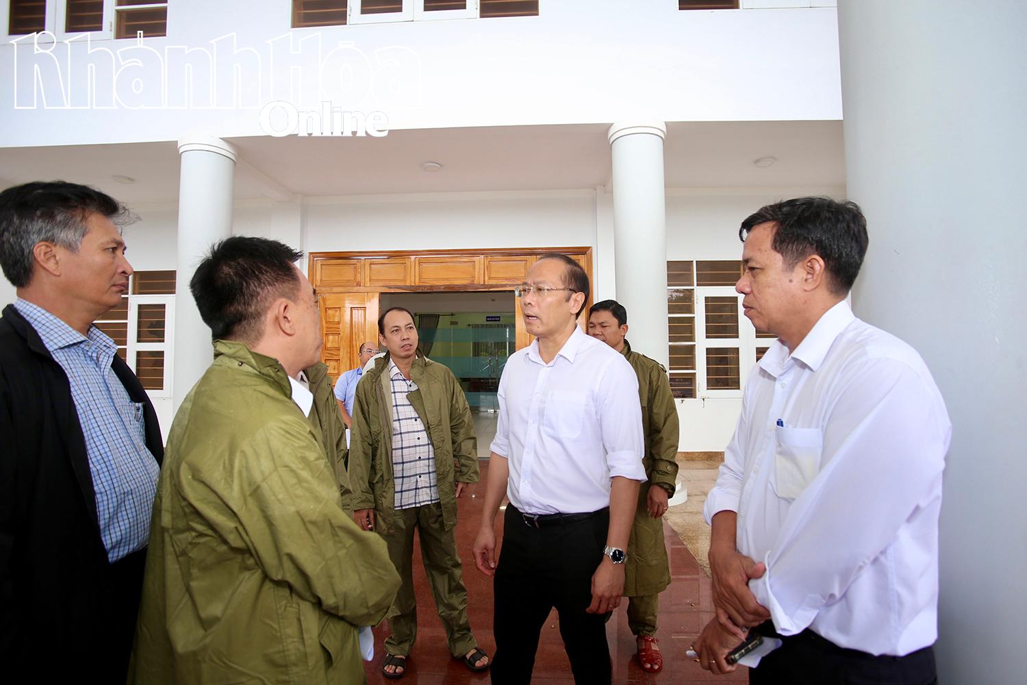 Đồng chí Nguyễn Khắc Hà-Phó Bí thư Tỉnh ủy, Chủ tịch Ủy ban MTTQ Việt Nam tỉnh (thứ hai từ phải sang) nghe lãnh đạo xã Vạn Ninh báo cáo nhanh tình hình ngập lụt trên địa bàn xã.